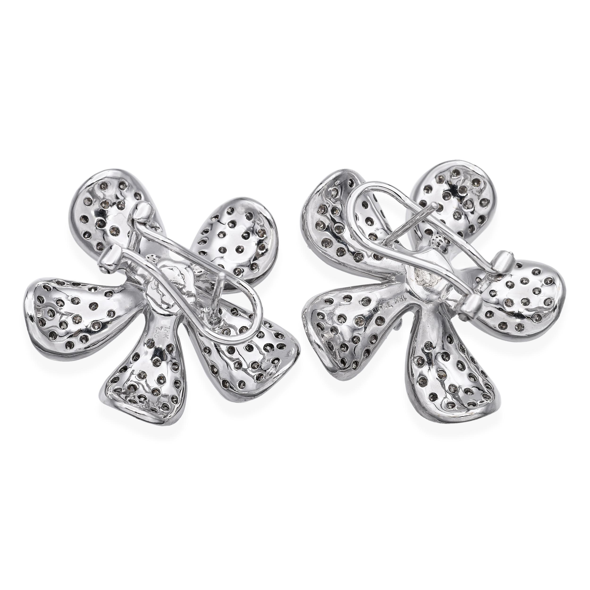 18k White Gold and Diamond Plumeria Flower Earrings Corte brillante en venta