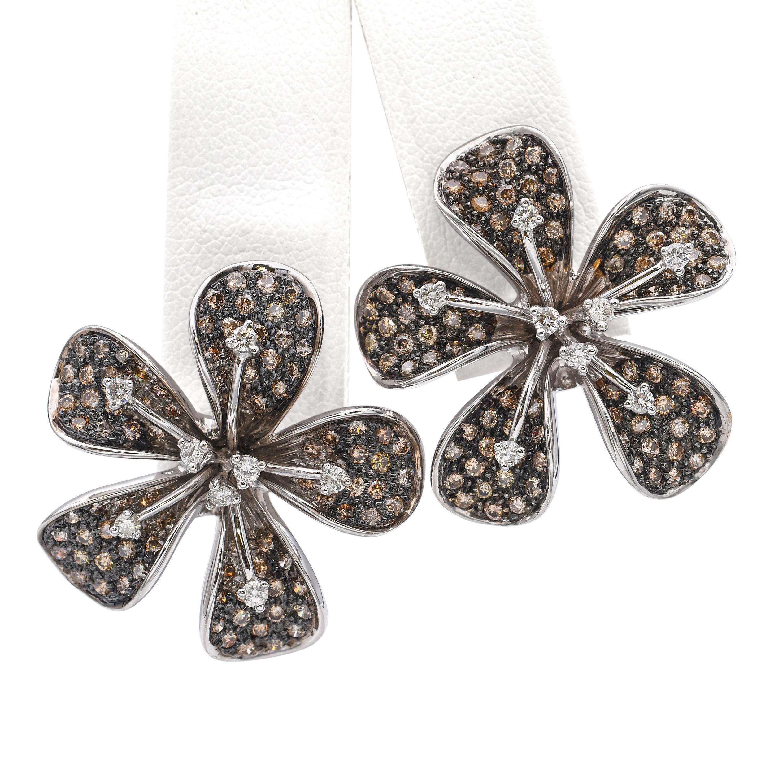 18k White Gold and Diamond Plumeria Flower Earrings In Good Condition For Sale In New York, NY