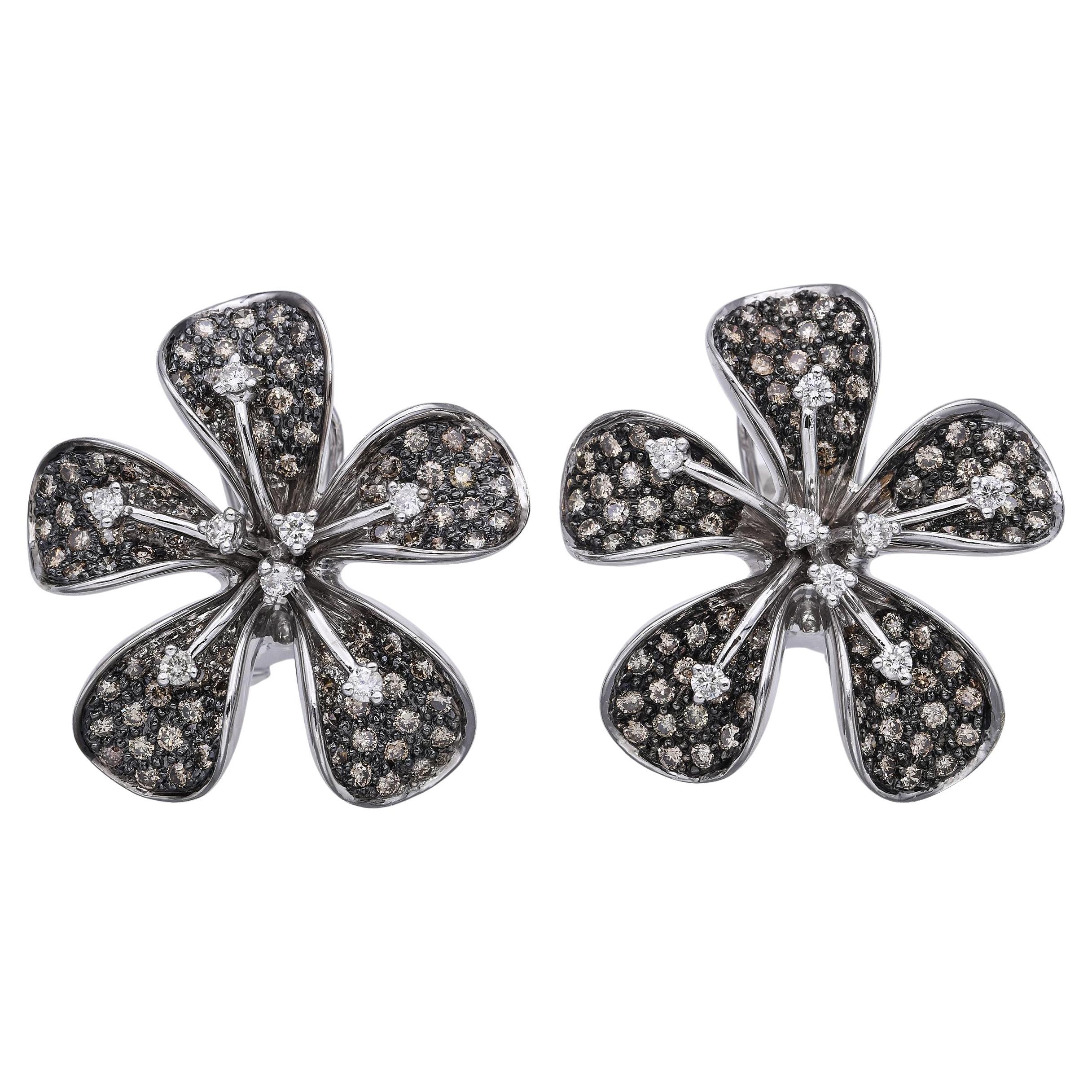 18k White Gold and Diamond Plumeria Flower Earrings en venta