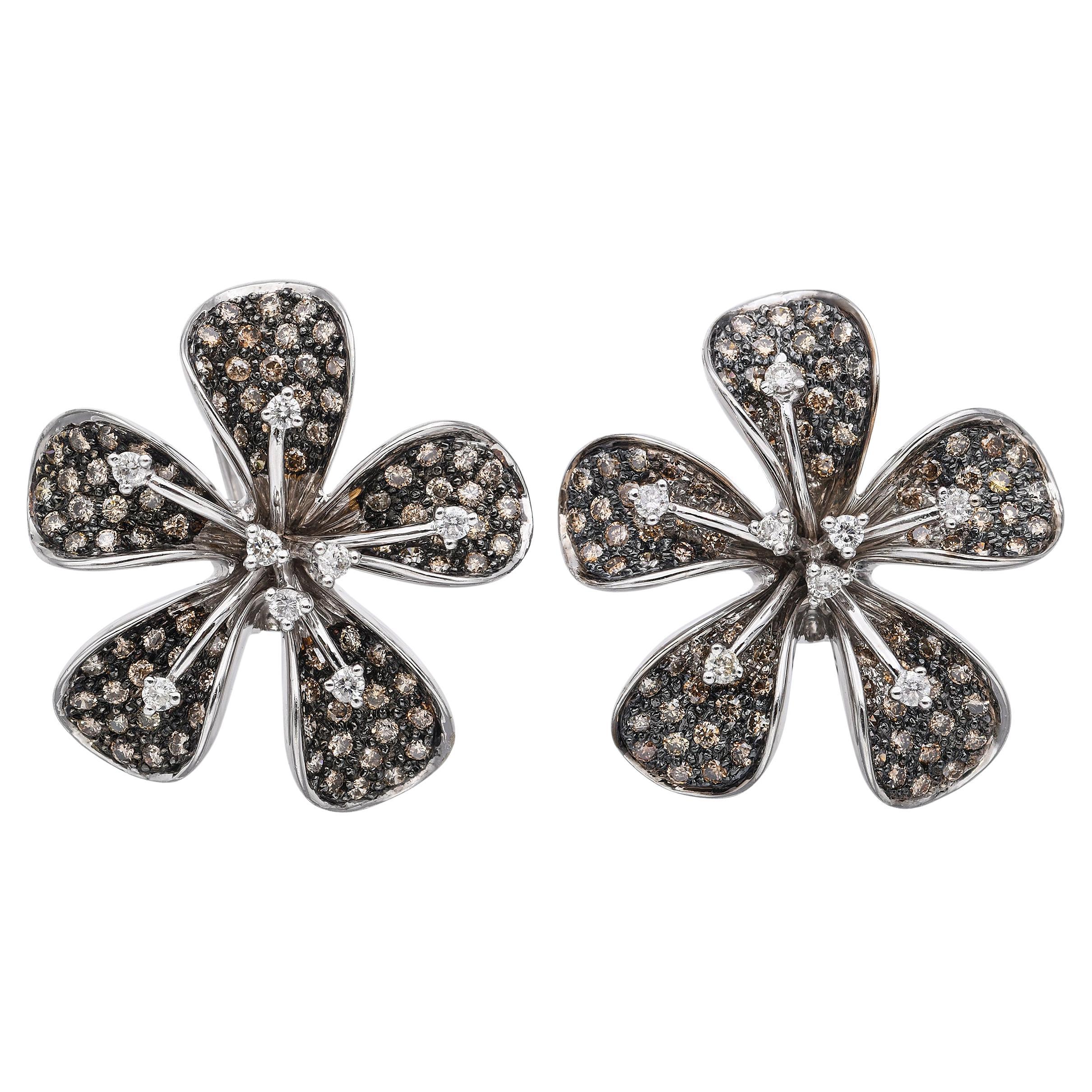 Orecchini con fiore di plumeria in oro bianco 18k e diamanti