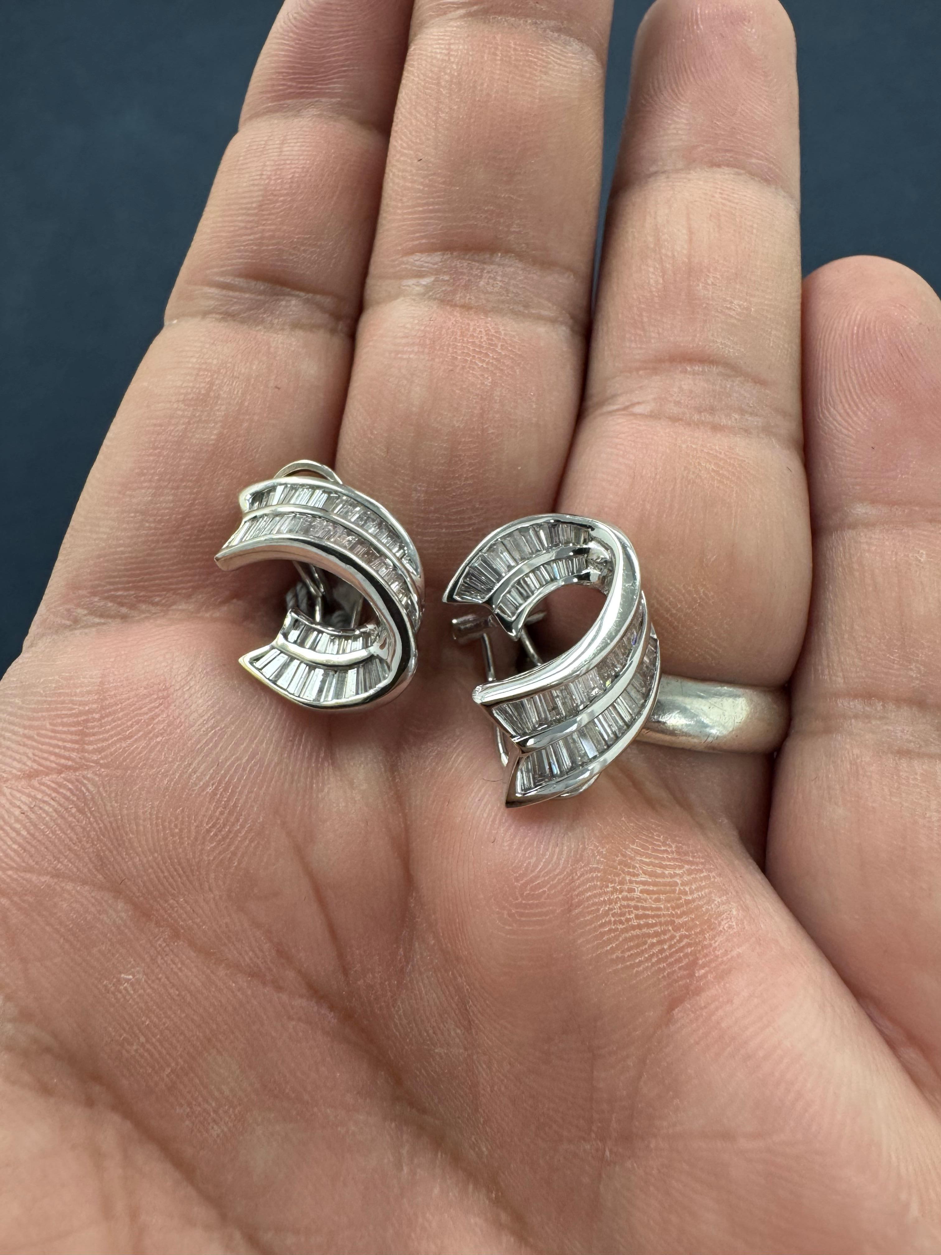 da uomo o donna 18K White Gold and Diamond Swirl Earrings in vendita