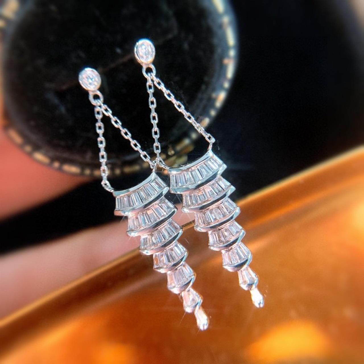 Precious Metal Condition
18K white gold　
Certificate of authenticity
Appraisal certificate 
color
18k Gold Diamond Drop Earrings
purity
AU750
style
diamond
modeling
geometric