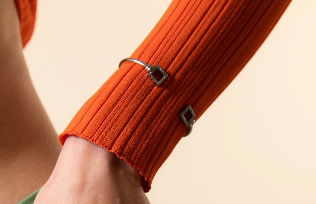 Un clásico moderno: lo bastante elegante para ponerlo en capas y lo bastante llamativo para llevarlo solo. De la mañana a la noche, esta pulsera es el toque final perfecto para cada momento..
18gr oro blanco
0,60ct diamantes brillantes 
