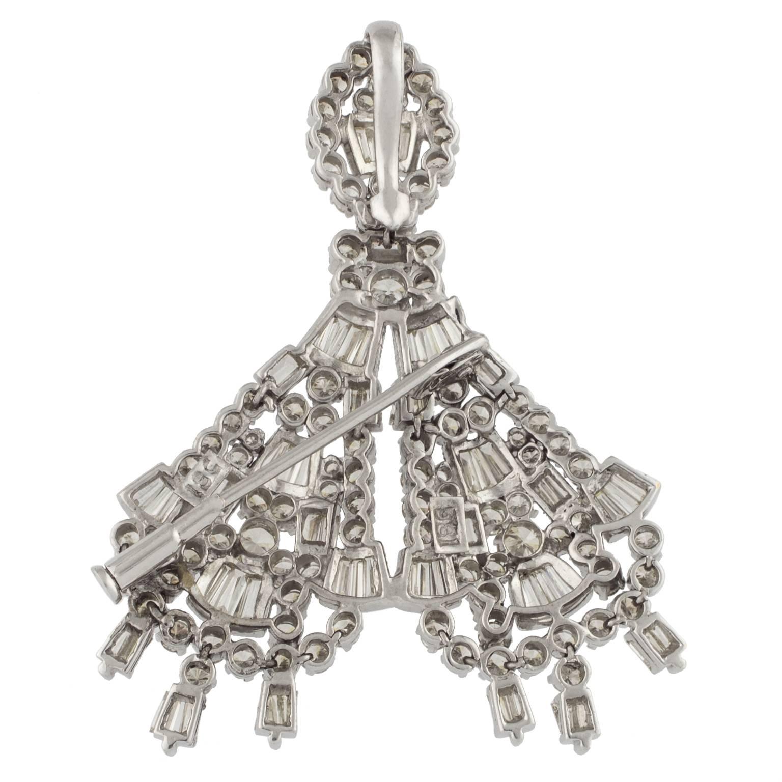 Brooch-pendant in white gold, set with 104 round brilliant cut diamonds with a total of 3.64 carats in weigth, and 65 tapered baguette cut diamonds, with a total weight of 2.27 carats.
Approximate dimensions: 55 x 40 mm (2.17 x 1.57 in)