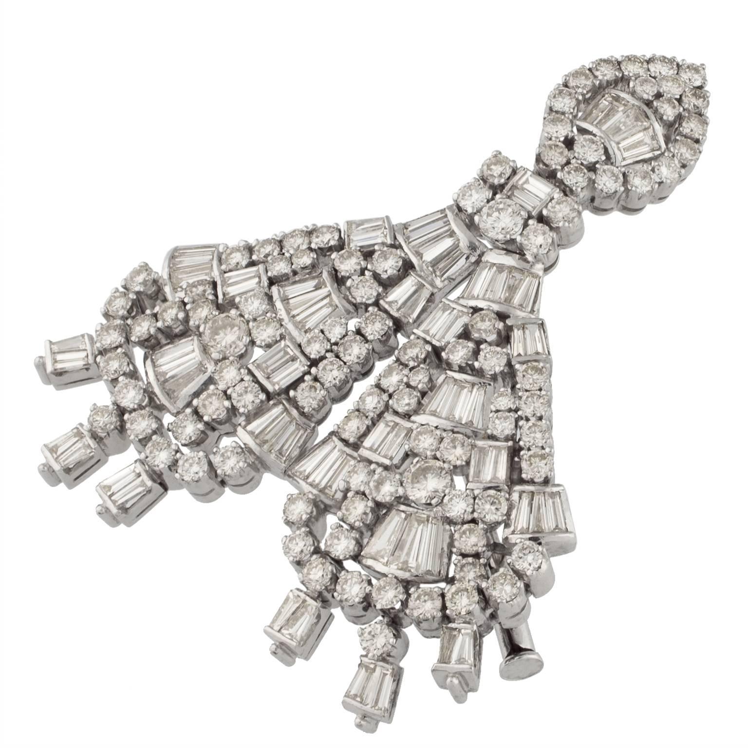 Contemporary 18K White Gold and Diamonds Brooch Pendant For Sale