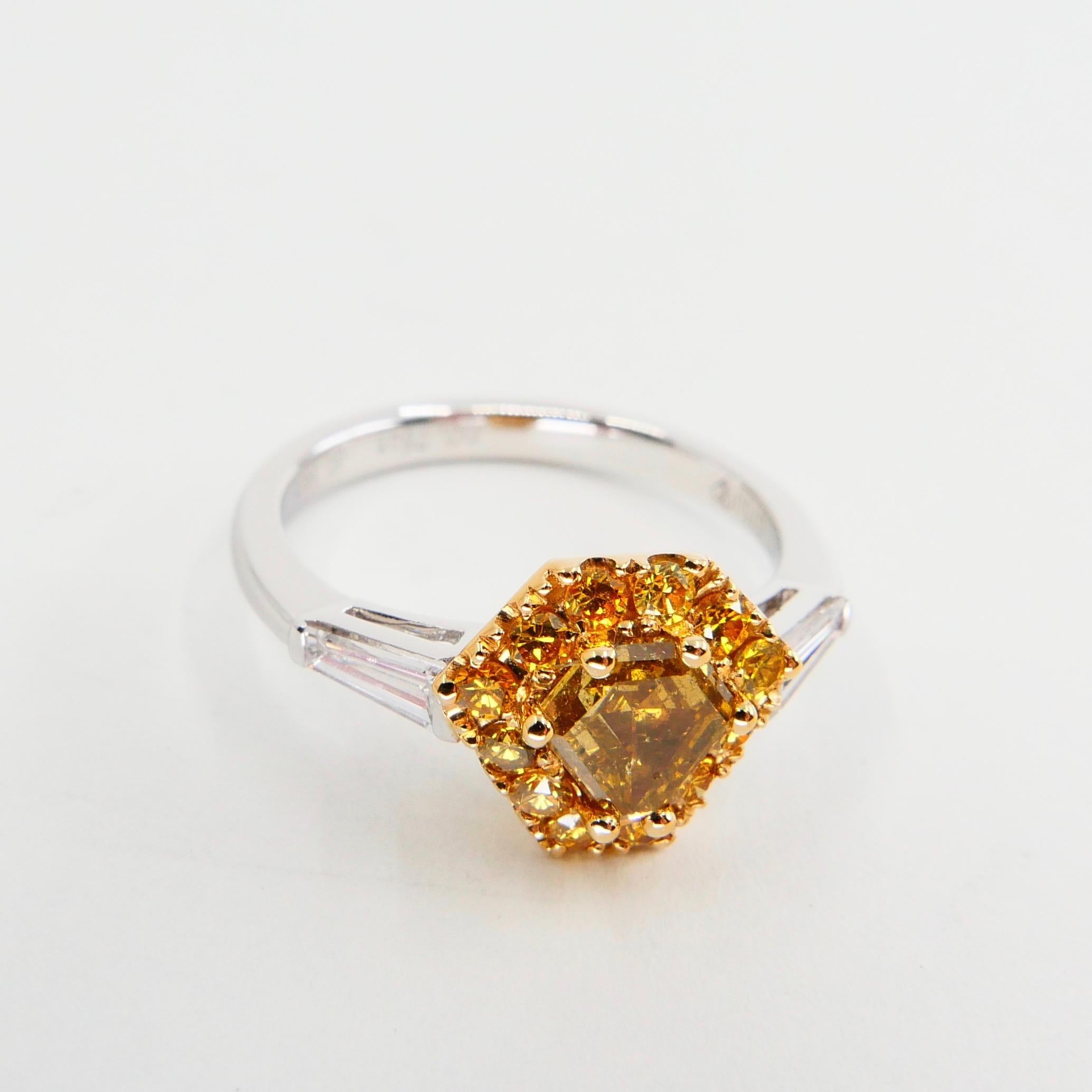 Bague cocktail en or blanc 18 carats et diamant jaune vif de fantaisie en vente 2