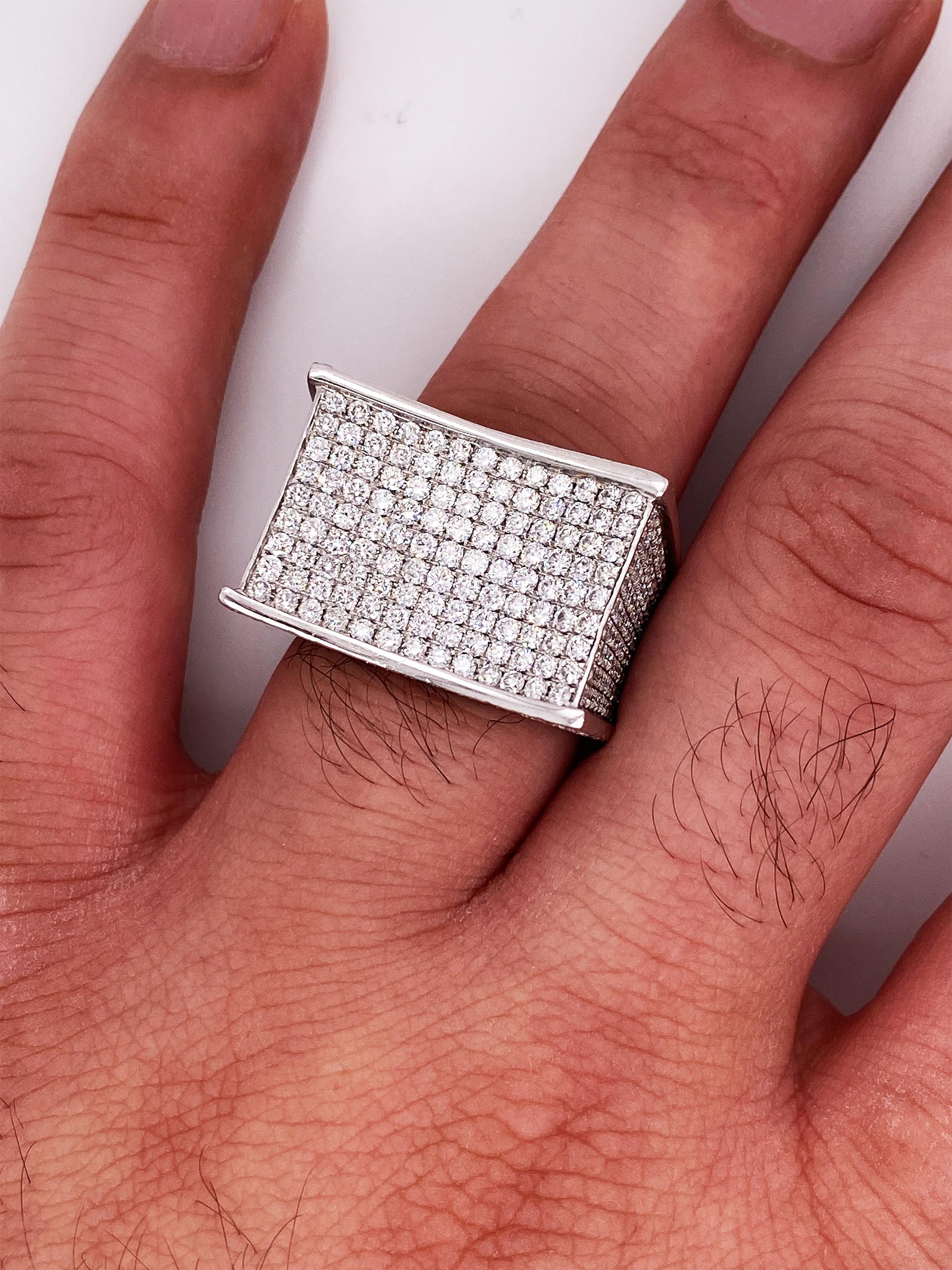 Bague dôme incurvée pour homme en or blanc 18 carats et diamants sertis en micro-pavé Excellent état - En vente à Boca Raton, FL
