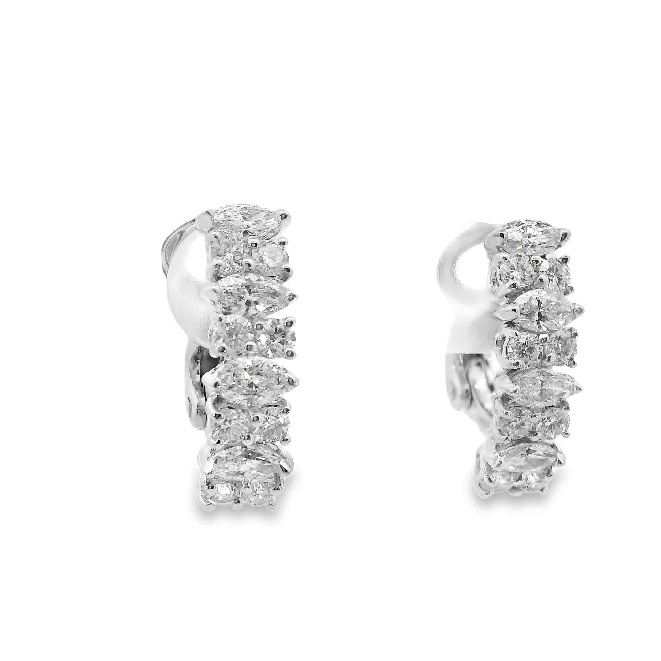 Questi orecchini in oro bianco 18 carati contengono 1,5 carati di diamanti a taglio misto che sono infuocati di vita! Il mix di diamanti bianchi brillanti comprende diamanti tondi e marquise che rendono questi orecchini assolutamente scintillanti.