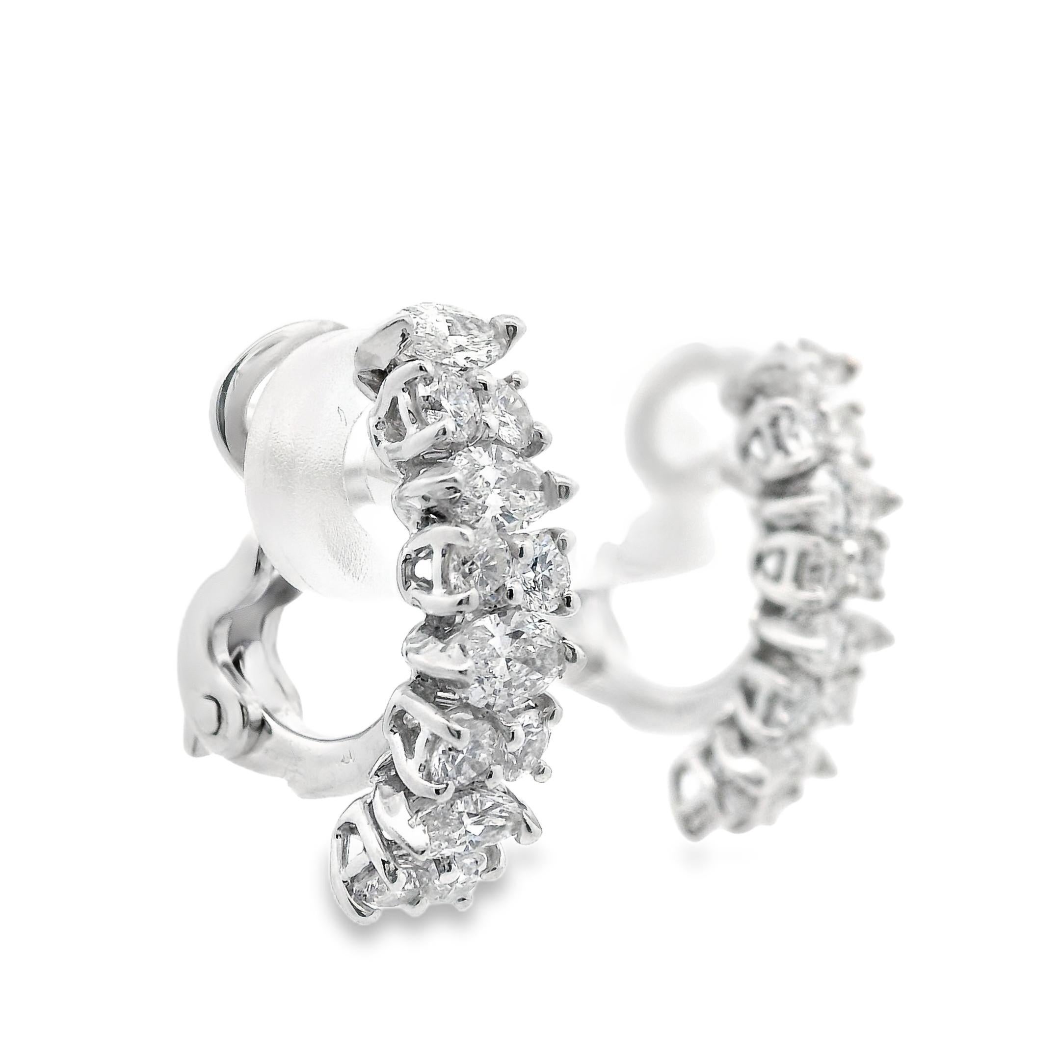 Taglio misto Orecchini in oro bianco 18k e diamanti tondi e marquise da 1,5 carati con semi-cerchio Omega Back in vendita