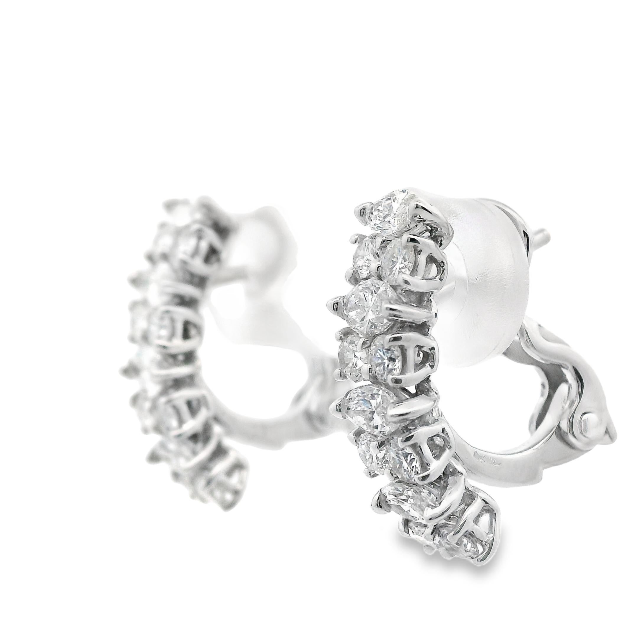 Donna Orecchini in oro bianco 18k e diamanti tondi e marquise da 1,5 carati con semi-cerchio Omega Back in vendita
