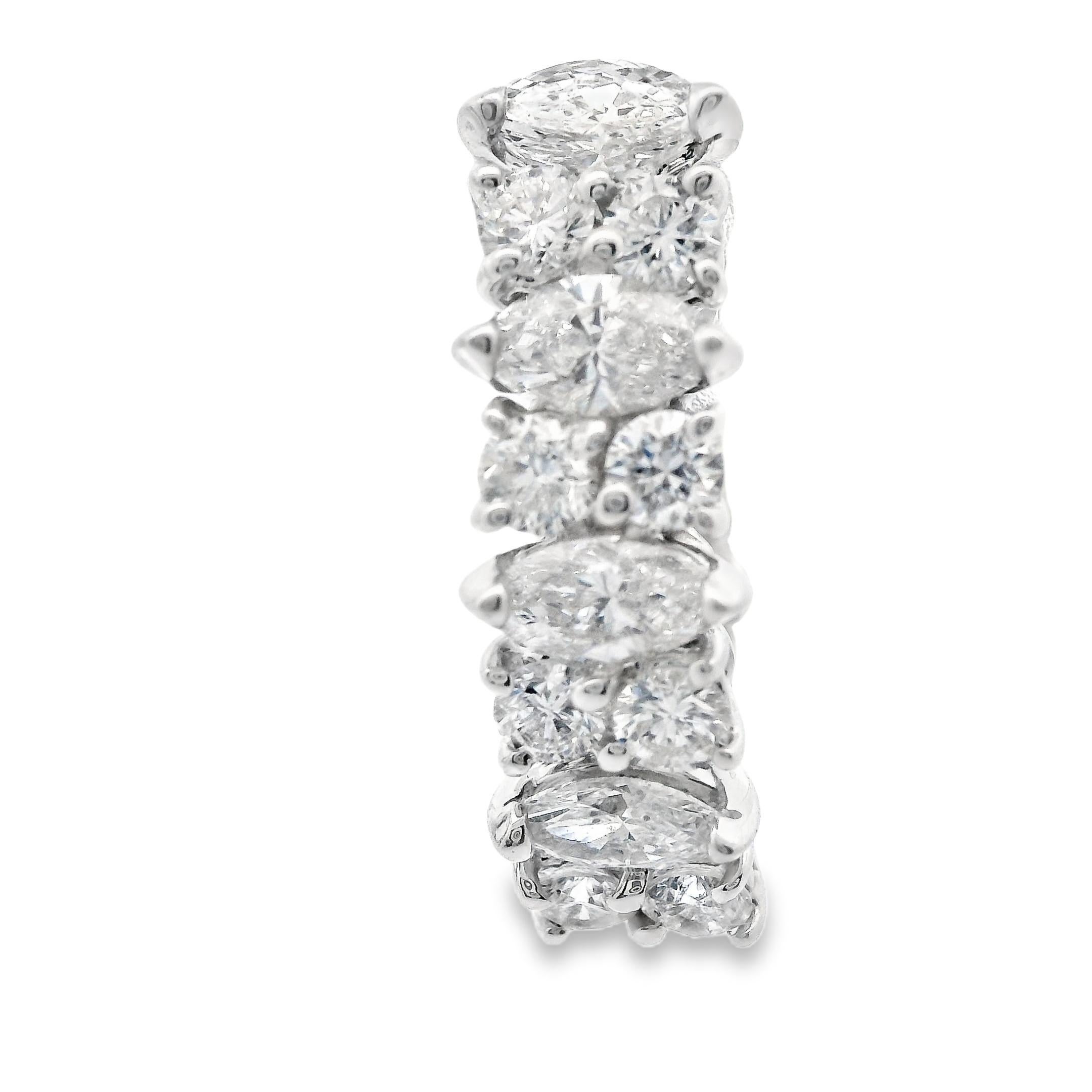 Orecchini in oro bianco 18k e diamanti tondi e marquise da 1,5 carati con semi-cerchio Omega Back in vendita 3