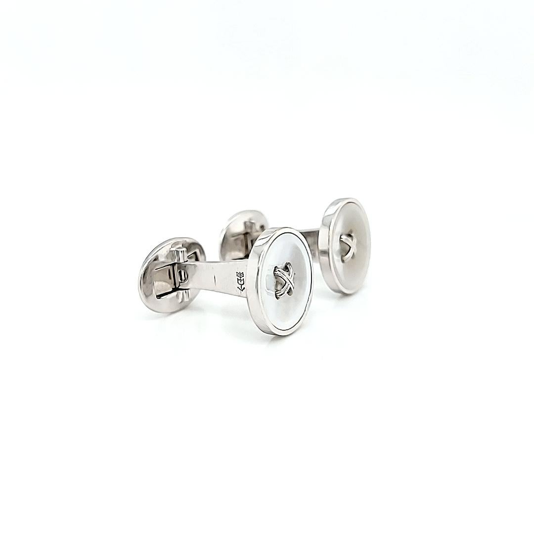 18K White Gold and Mother of Pearl Button Cuff Links In Excellent Condition In New York, NY