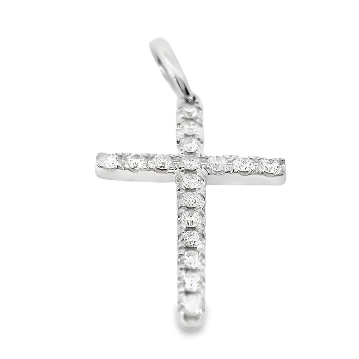 Ce pendentif en forme de croix en diamant naturel et en or blanc 18 carats est le complément idéal de toute collection de bijoux. Whiting avec 0,23 carats de diamants ronds naturels et brillants, sertis dans de l'or blanc 18k. 21 mm x 13 mm.  Chaîne