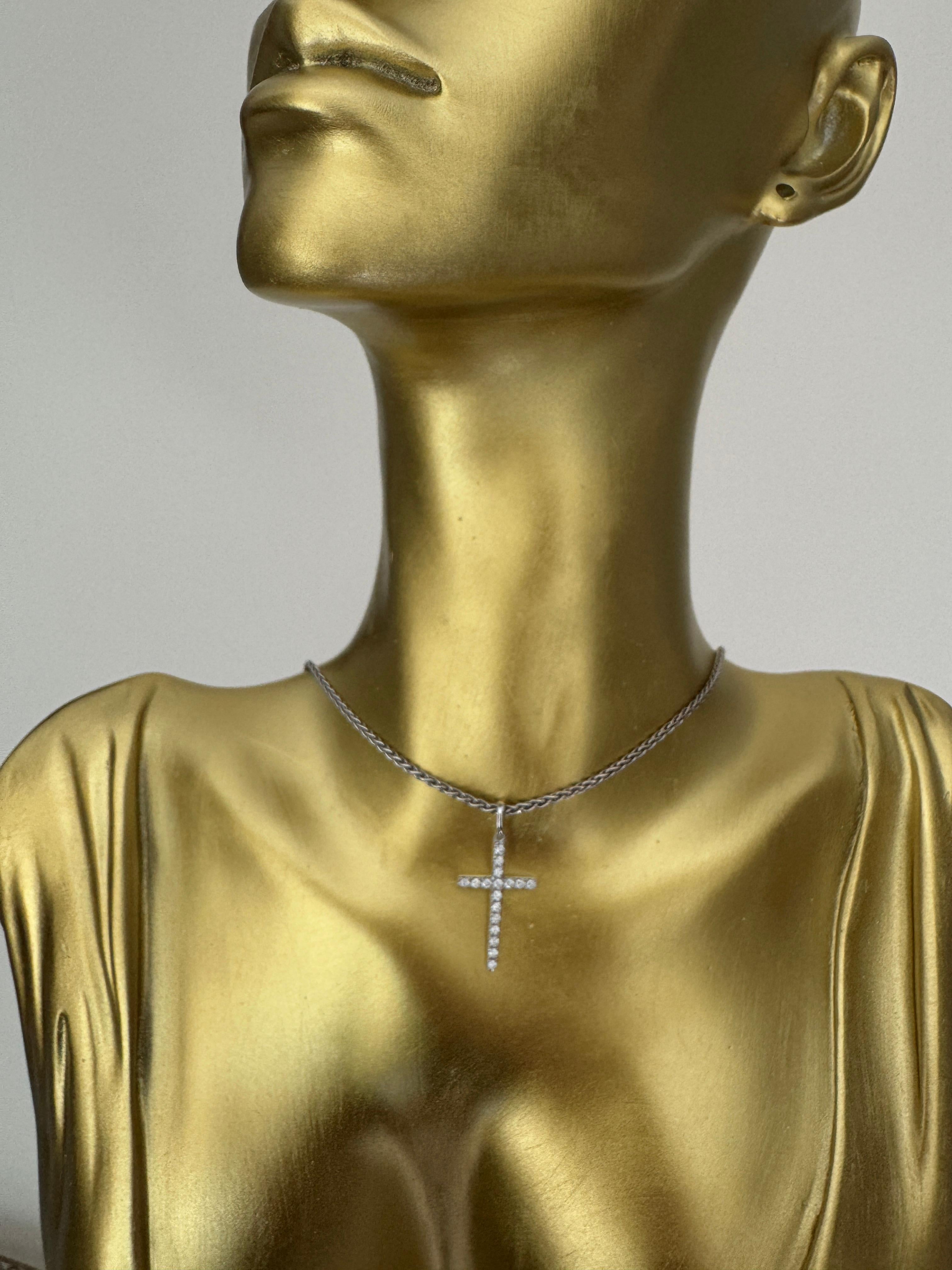 Taille ronde Pendentif croix en or blanc 18 carats et diamants naturels en vente