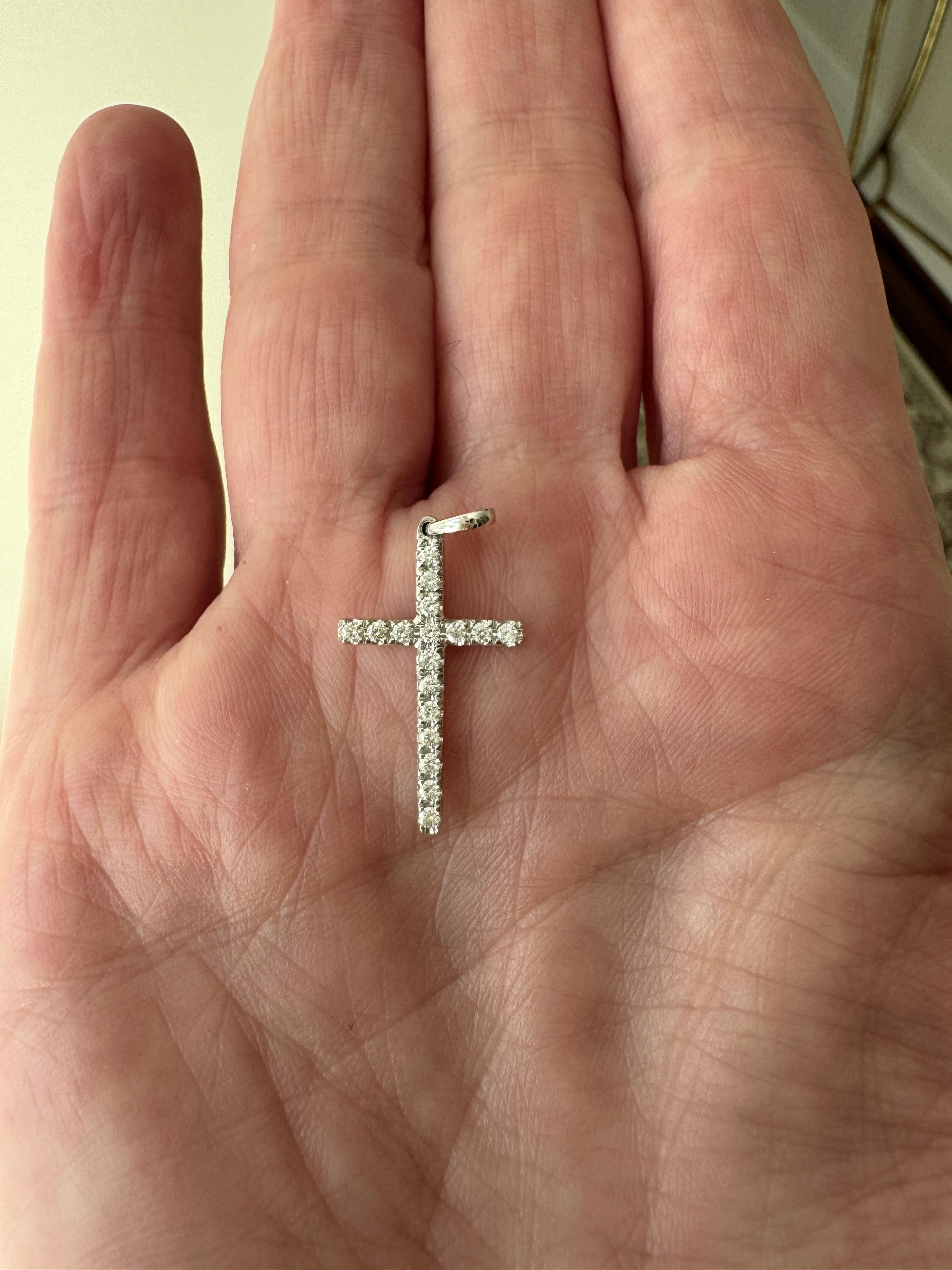 Pendentif croix en or blanc 18 carats et diamants naturels Bon état - En vente à Derby, NY