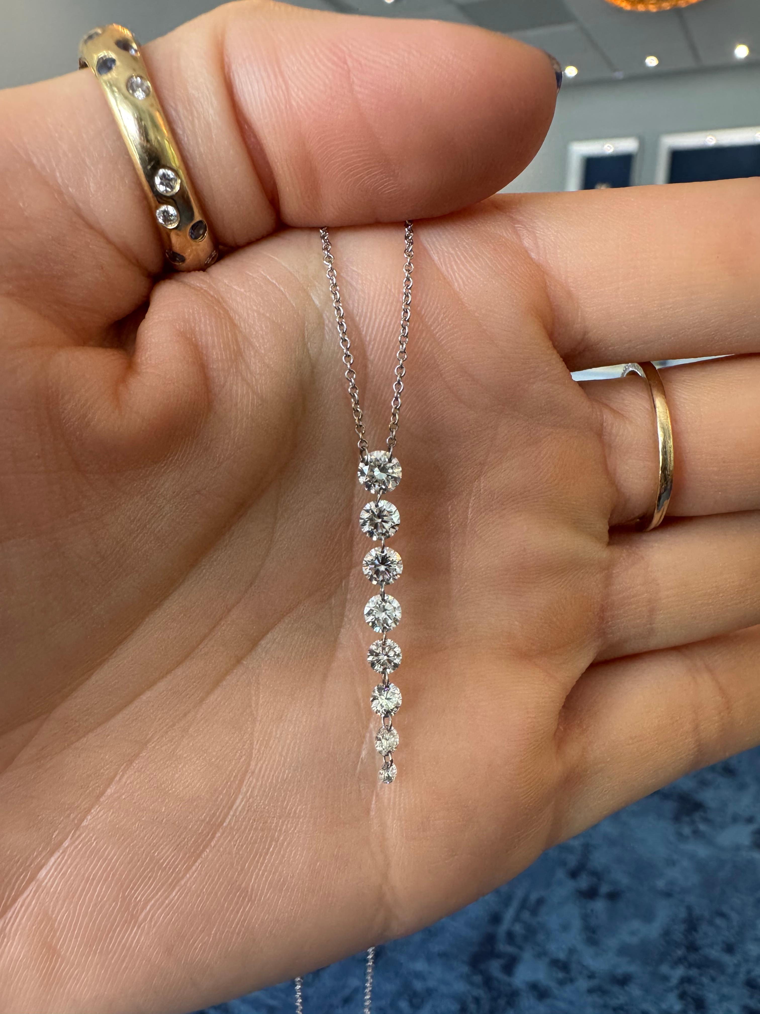 Eleva la tua eleganza quotidiana con questa raffinata collana di diamanti graduati in oro bianco 18 carati e platino, una catena regolabile di 18 pollici con sette diamanti rotondi taglio Brilliante finemente selezionati (1,45cttw). Morbido,