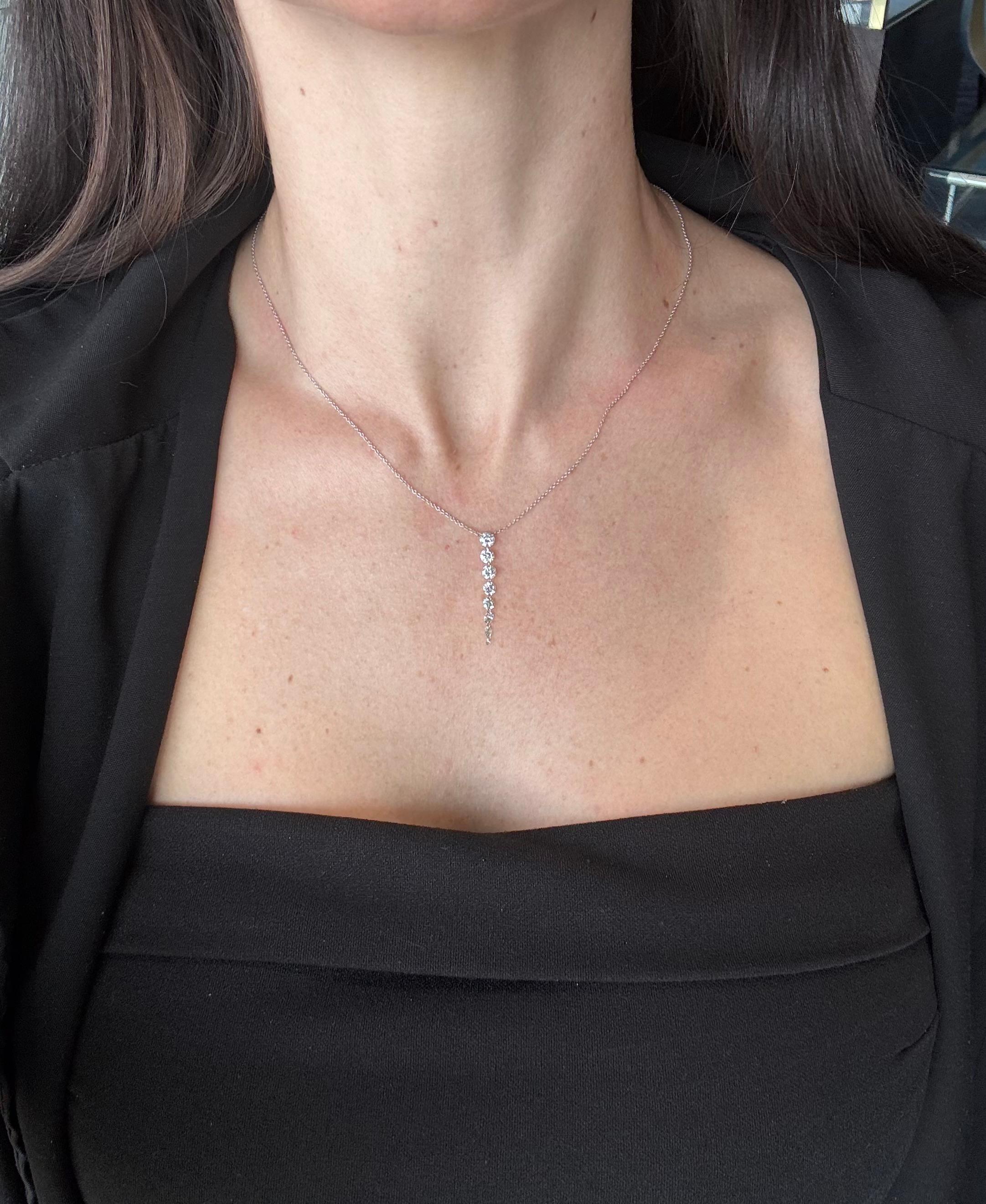 Estetismo Collana a nastro con diamanti graduati in oro bianco 18K e platino in vendita