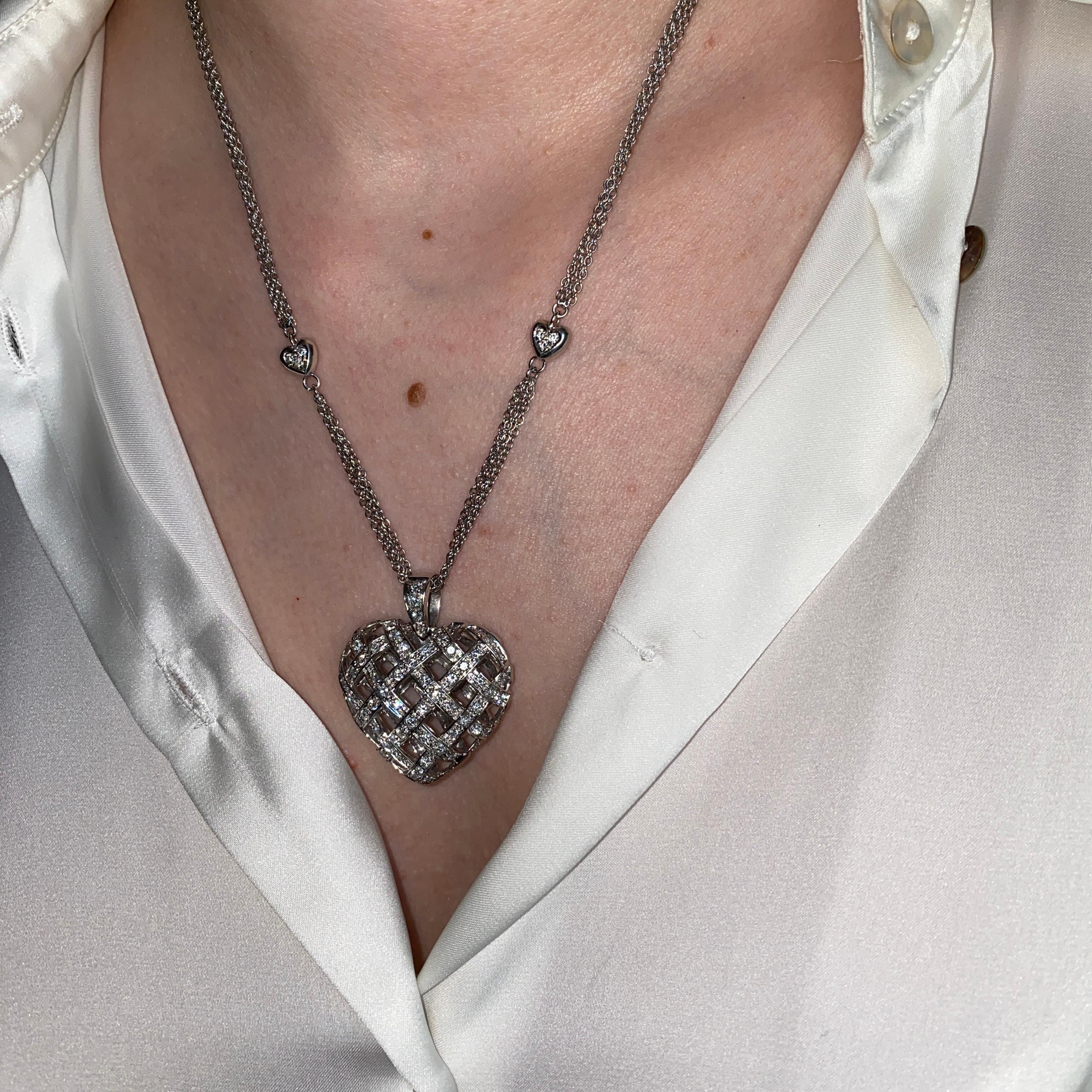 Ciondolo a forma di cuore intrecciato in oro bianco 18 carati e platino con diamanti in vendita 5