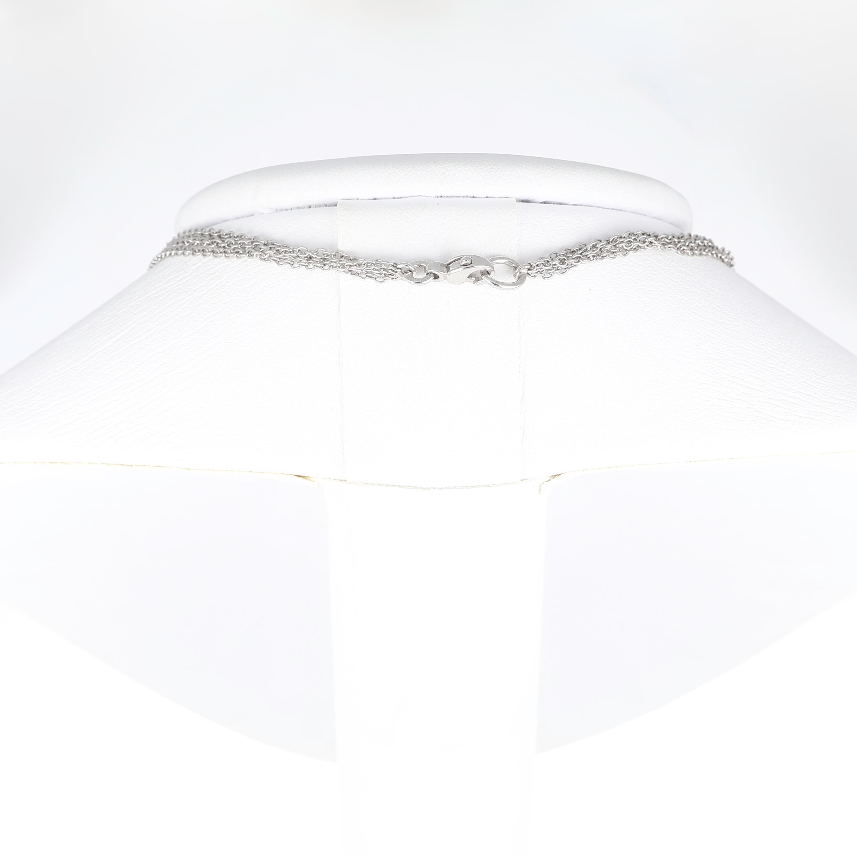 Questo ciondolo, romantico e sofisticato, presenta un cuore intricato realizzato in oro bianco 18 carati e platino. Il reticolo strutturato è ornato da diamanti tondi taglio brillante per un totale di 2,98 carati, creando un gioco di luci e texture