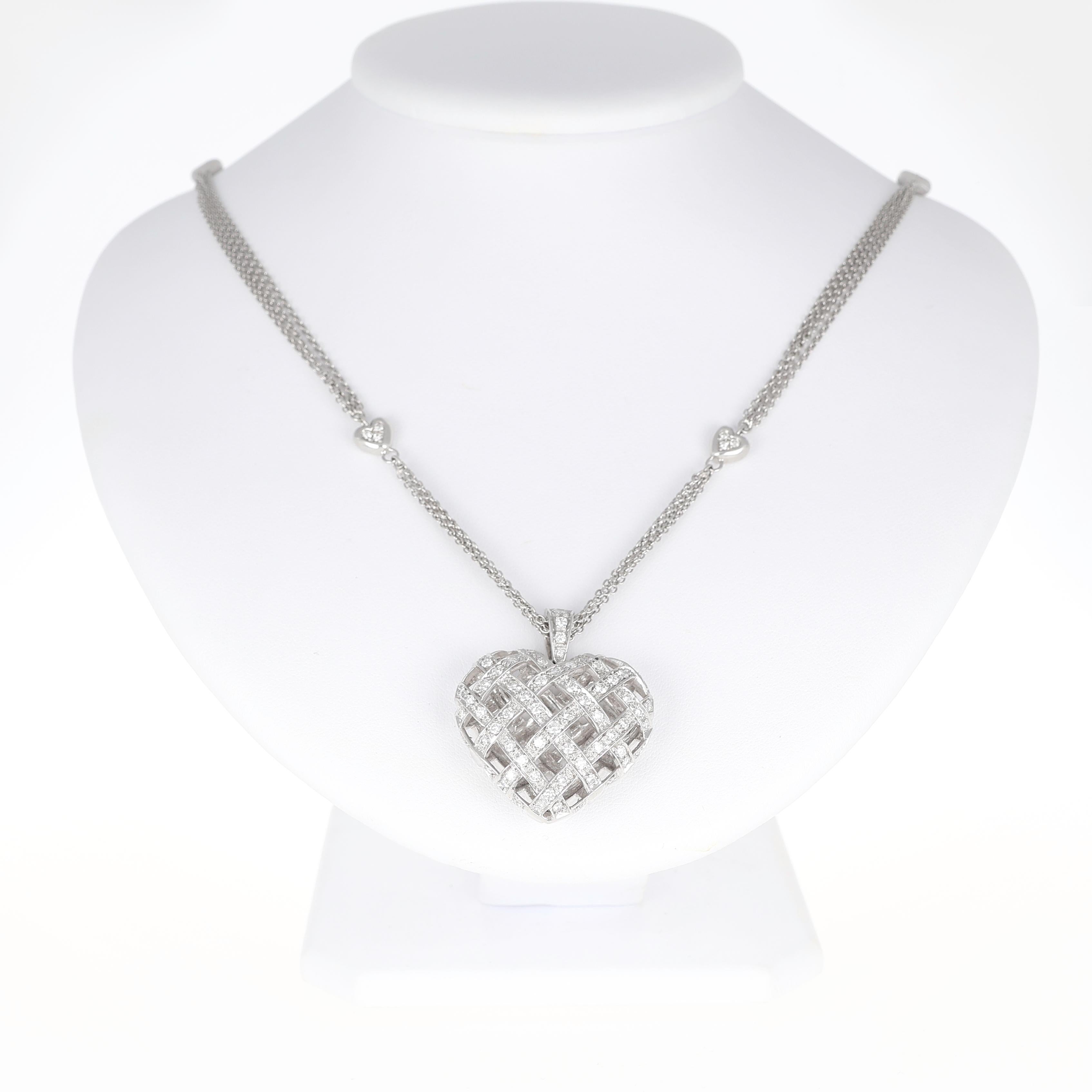 Taglio brillante Ciondolo a forma di cuore intrecciato in oro bianco 18 carati e platino con diamanti in vendita