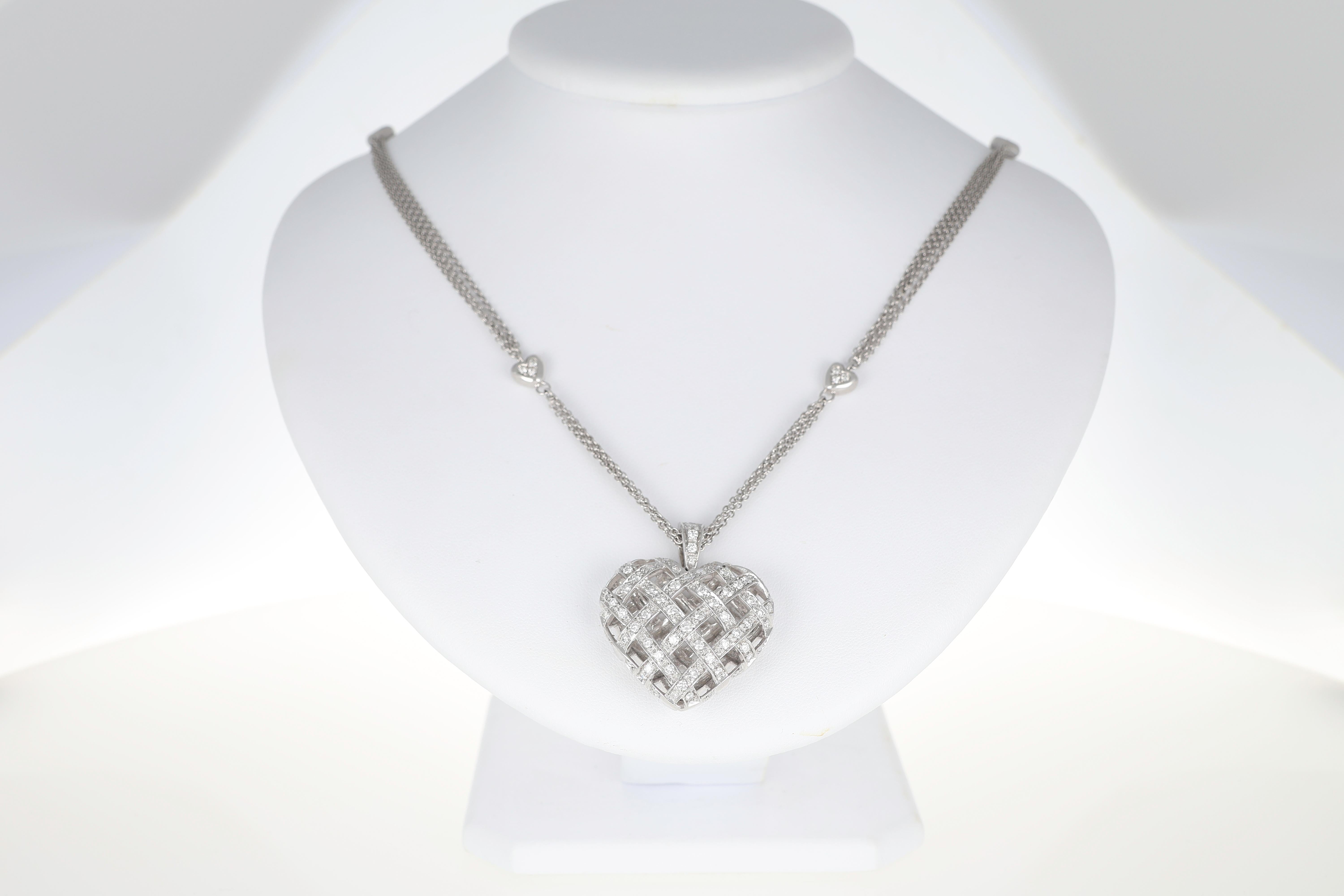Ciondolo a forma di cuore intrecciato in oro bianco 18 carati e platino con diamanti In condizioni Nuovo in vendita a Bergamo, BG