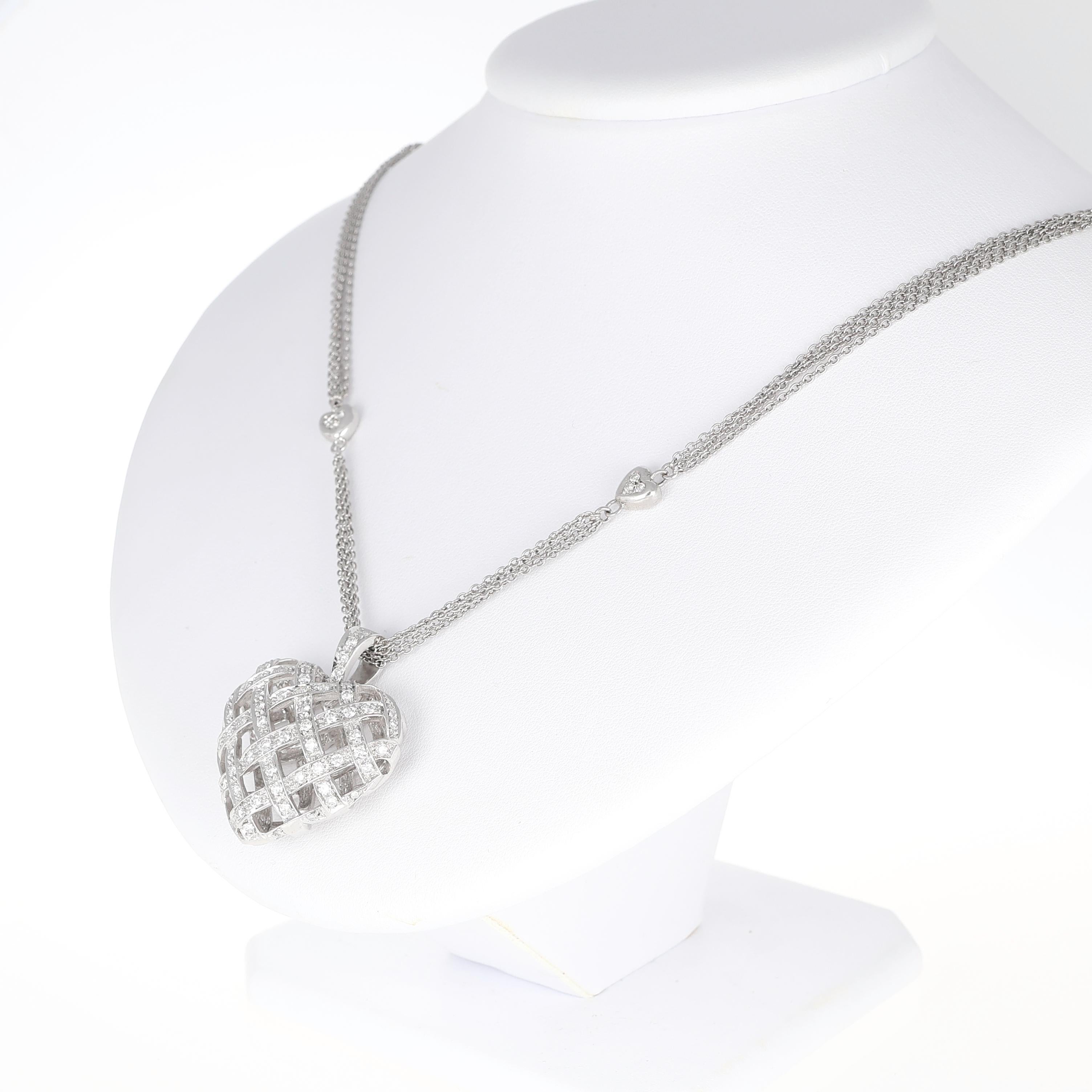 Ciondolo a forma di cuore intrecciato in oro bianco 18 carati e platino con diamanti in vendita 1