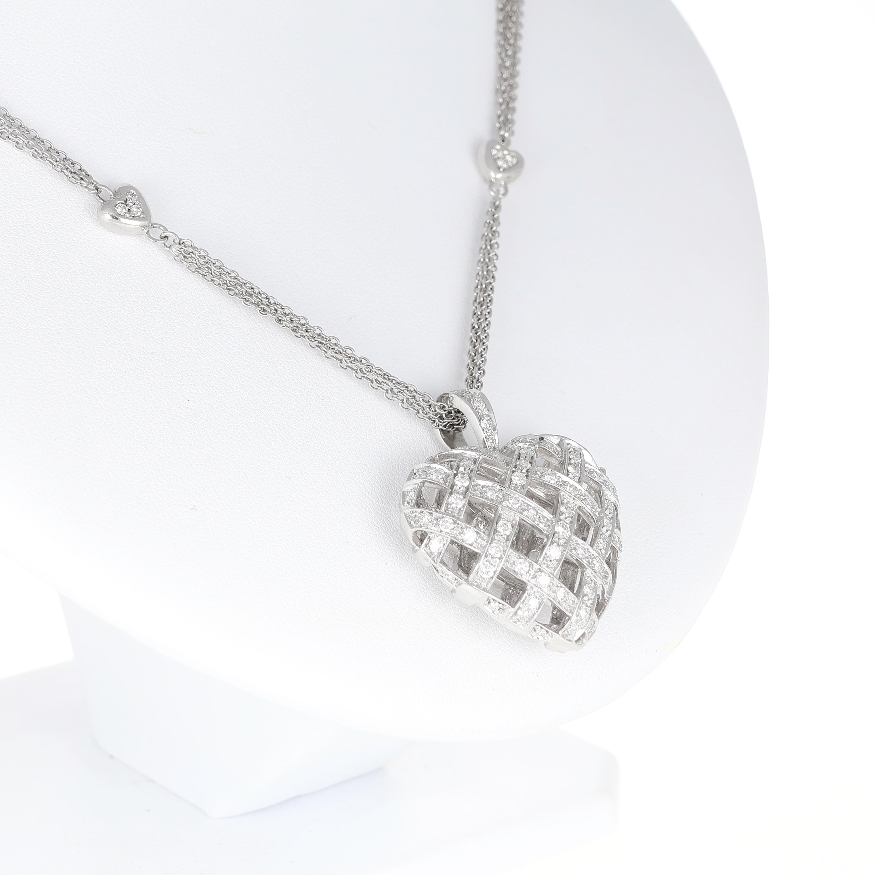 Ciondolo a forma di cuore intrecciato in oro bianco 18 carati e platino con diamanti in vendita 2