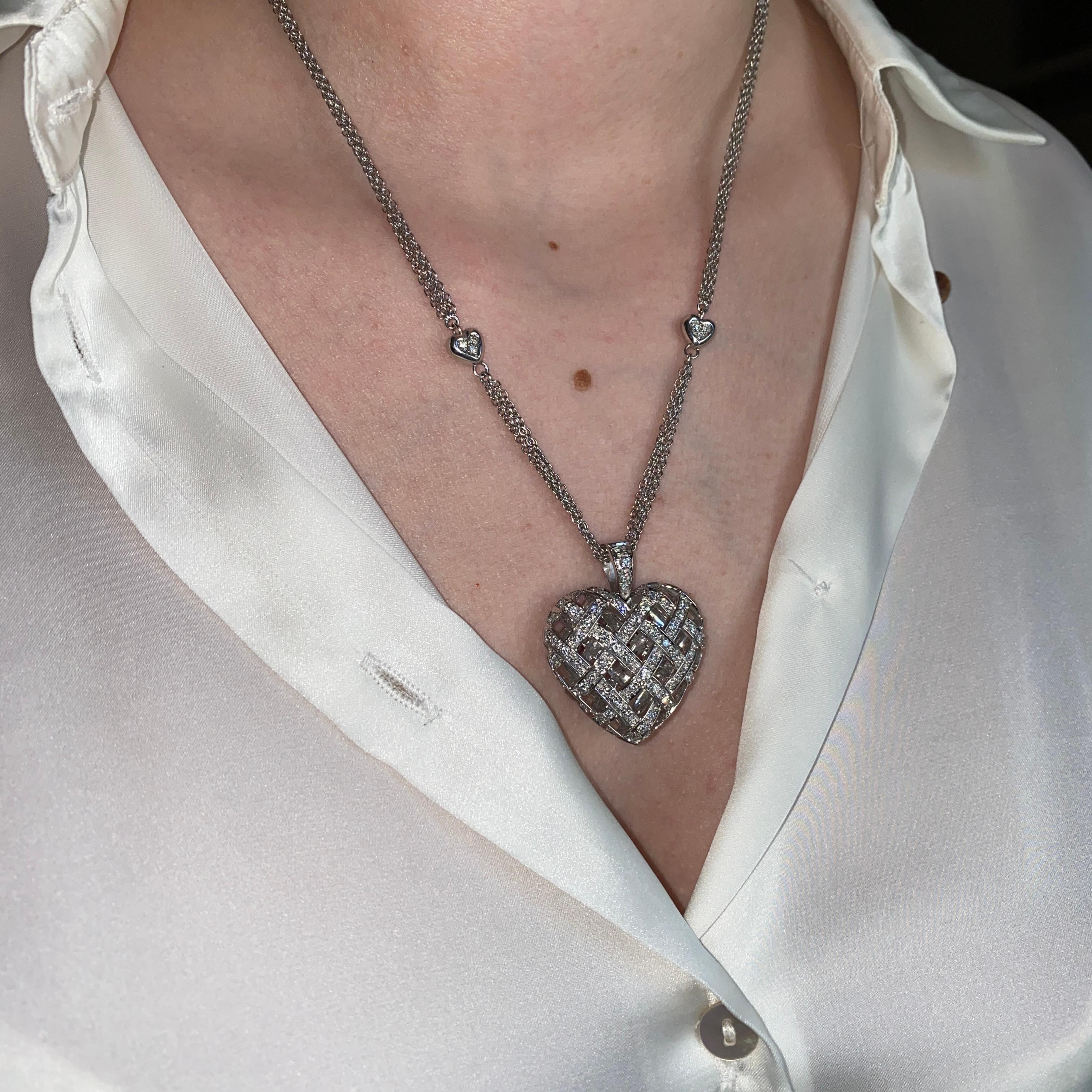Ciondolo a forma di cuore intrecciato in oro bianco 18 carati e platino con diamanti in vendita 3
