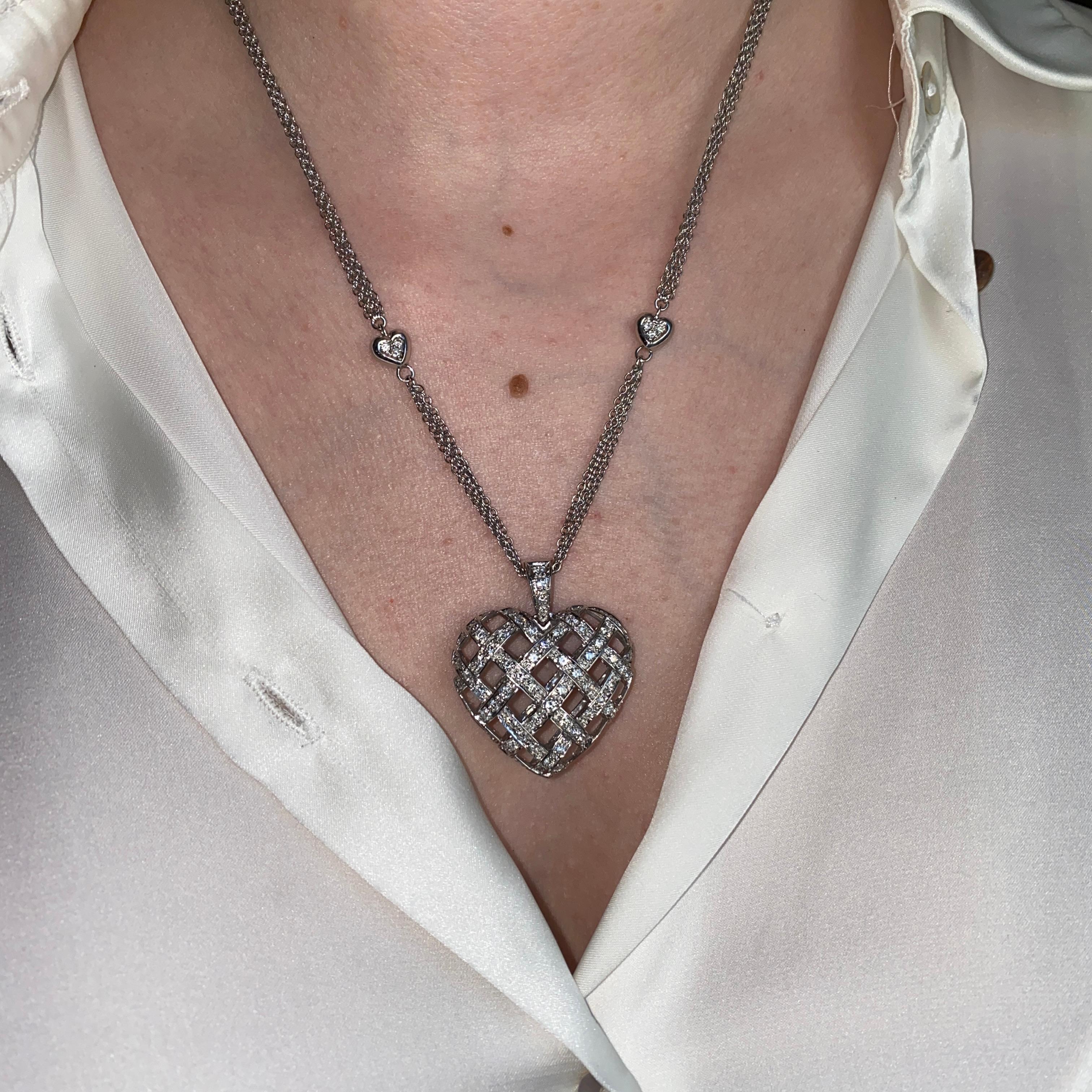 Ciondolo a forma di cuore intrecciato in oro bianco 18 carati e platino con diamanti in vendita 4