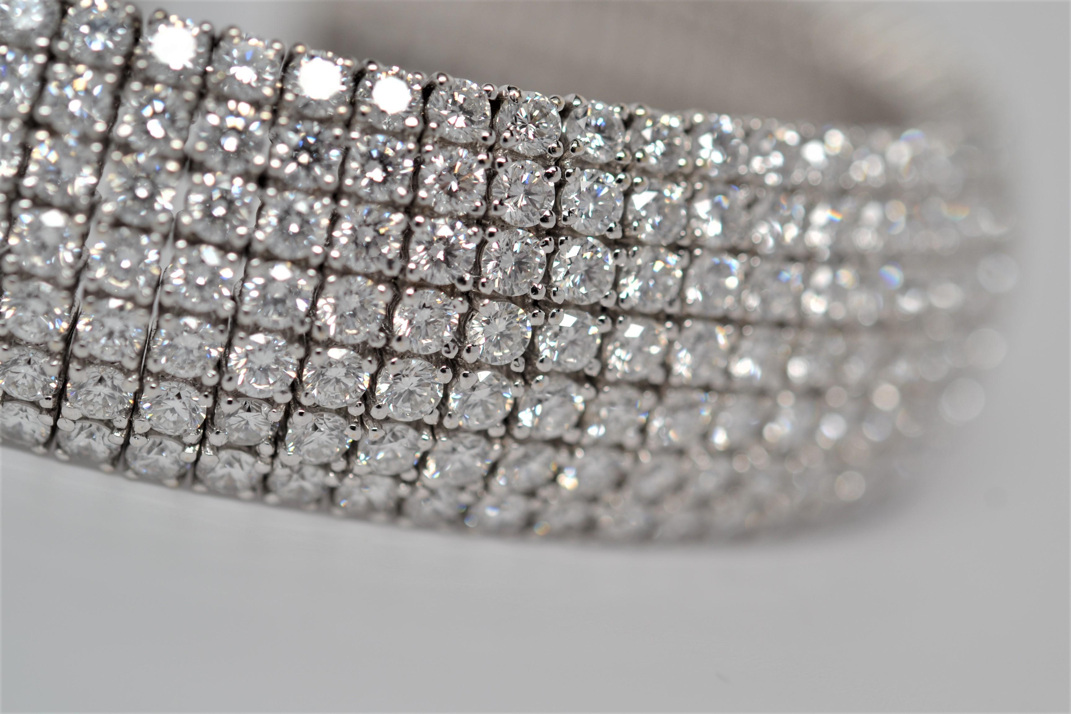Round Cut 18k White Gold and Round Brilliant Cut Diamond Flexible Bangle Bracelet For Sale