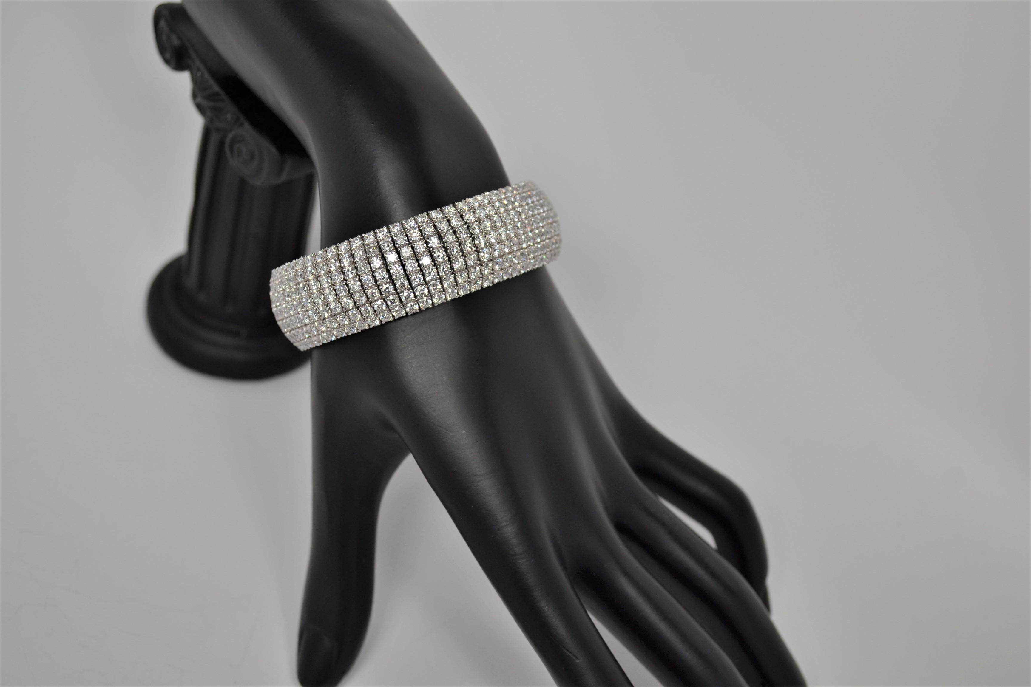 18k White Gold and Round Brilliant Cut Diamond Flexible Bangle Bracelet In New Condition For Sale In New York, NY