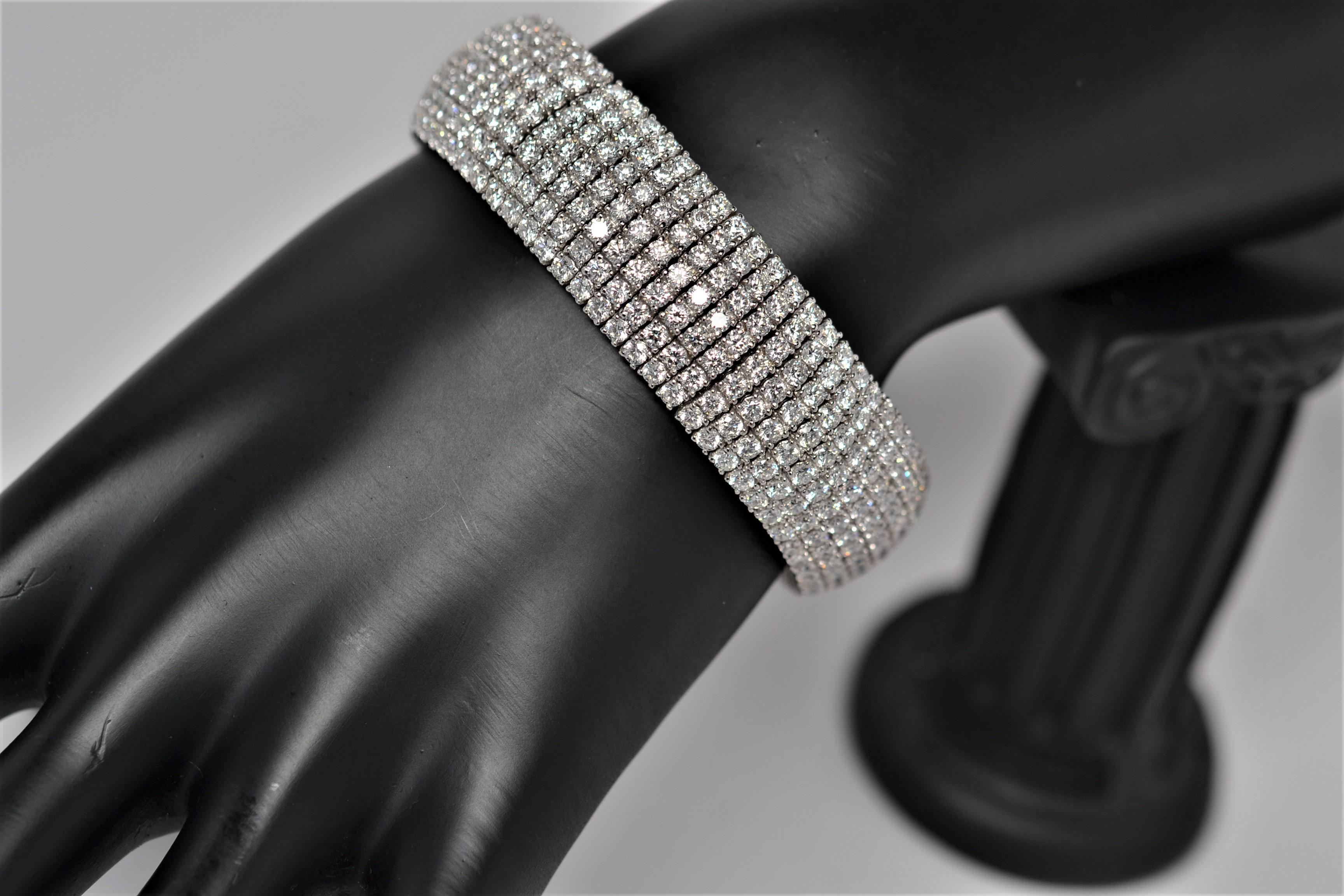 Women's 18k White Gold and Round Brilliant Cut Diamond Flexible Bangle Bracelet For Sale