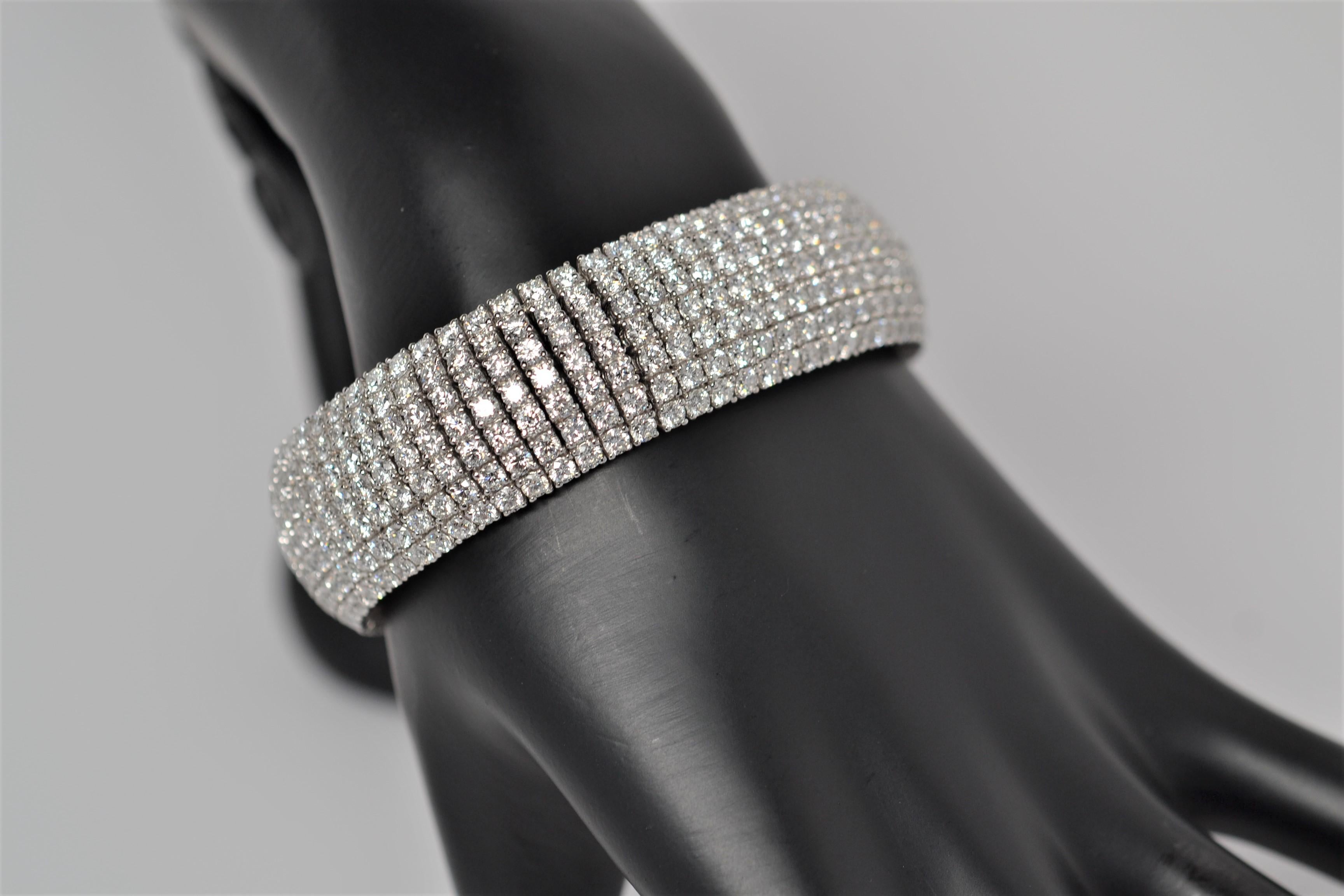 18k White Gold and Round Brilliant Cut Diamond Flexible Bangle Bracelet For Sale 1