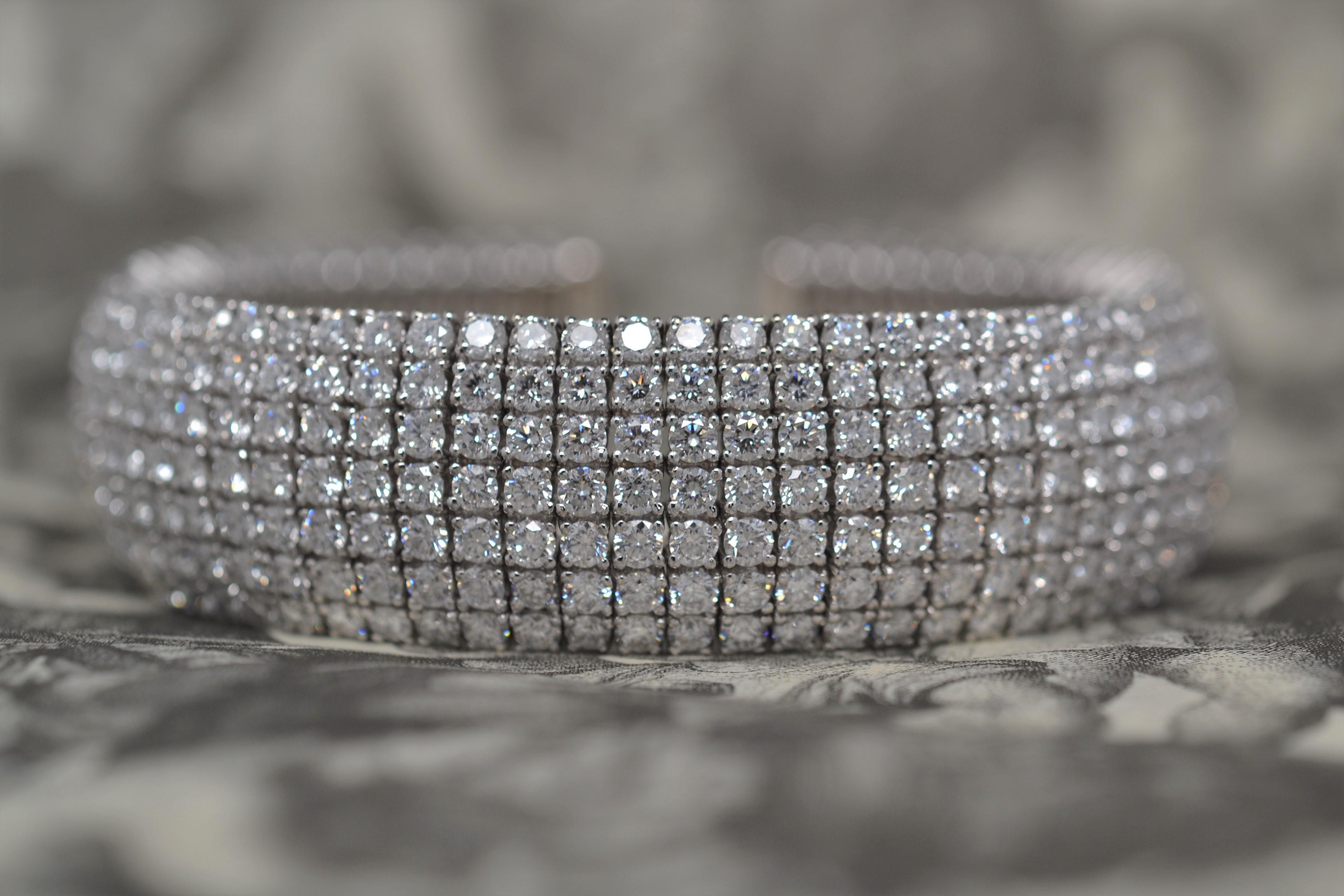 18k White Gold and Round Brilliant Cut Diamond Flexible Bangle Bracelet For Sale 3