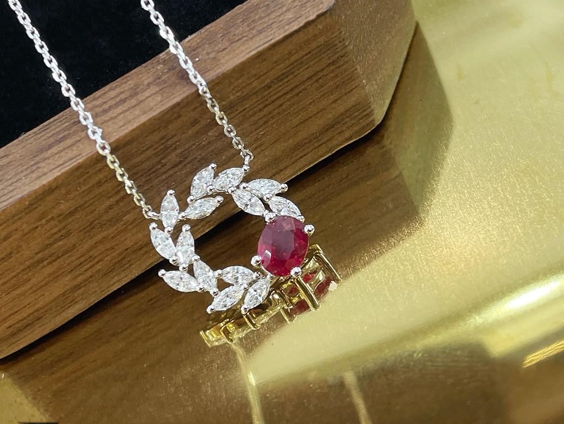 Collana Branch Oval in oro bianco 18 carati e rubino

Peso totale - 2,31 g
Peso netto dell'oro - 2,122 g
Rubino Nature -  0,523 CT
Diamanti - 0,418 CT

Questa elegante collana è realizzata con precisione, combinando un design senza tempo con