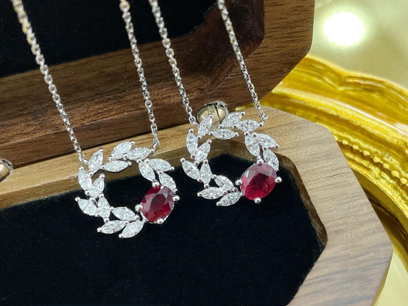 Collana Branch Oval in oro bianco 18 carati e rubino In condizioni Nuovo in vendita a Hong Kong, HK
