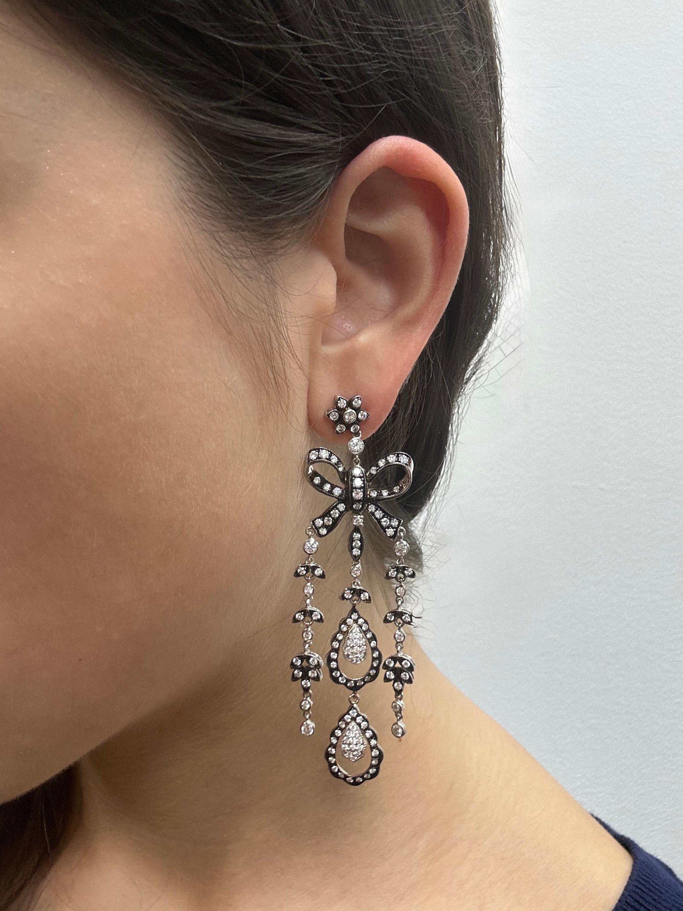 Boucles d'oreilles pendantes en or blanc et argent 18 carats avec diamant taille rose
Condit : En bon état avec quelques légères usures de surface dues à l'âge.
Marques : 