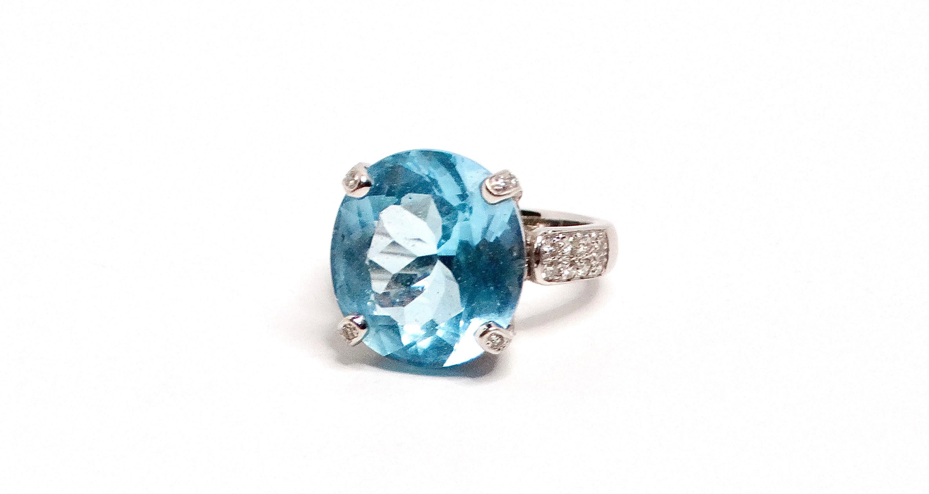 18k White Gold and Swiss Blue Topaz and Diamond Ring For Sale 4