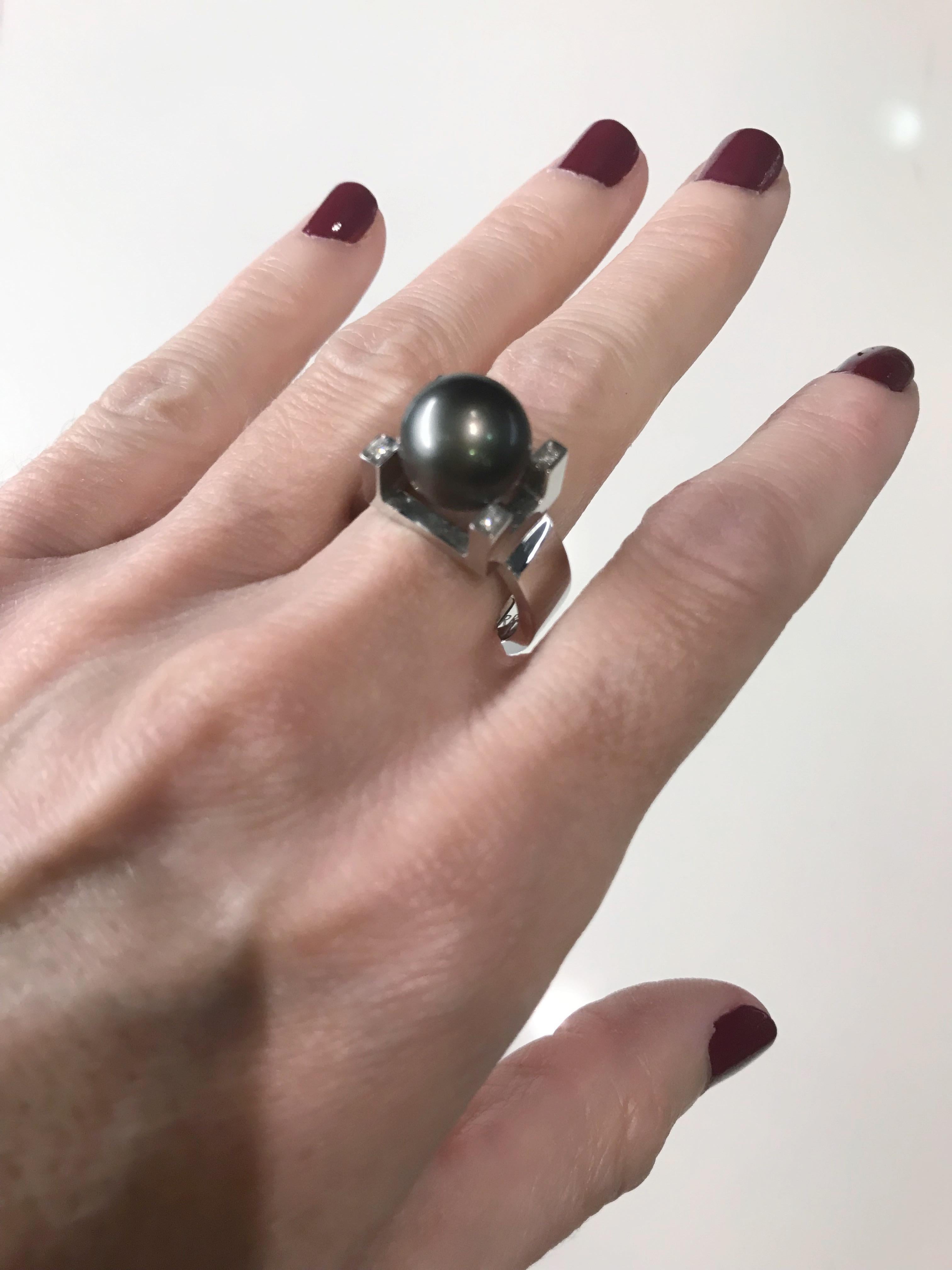 This contemporary white Gold ring adorned with a flawless Tahitian pearl and diamonds makes the perfect daily statement ring. If you want to upgrade your wearable look by adding a design piece this is the right ring. Its white gold architectural