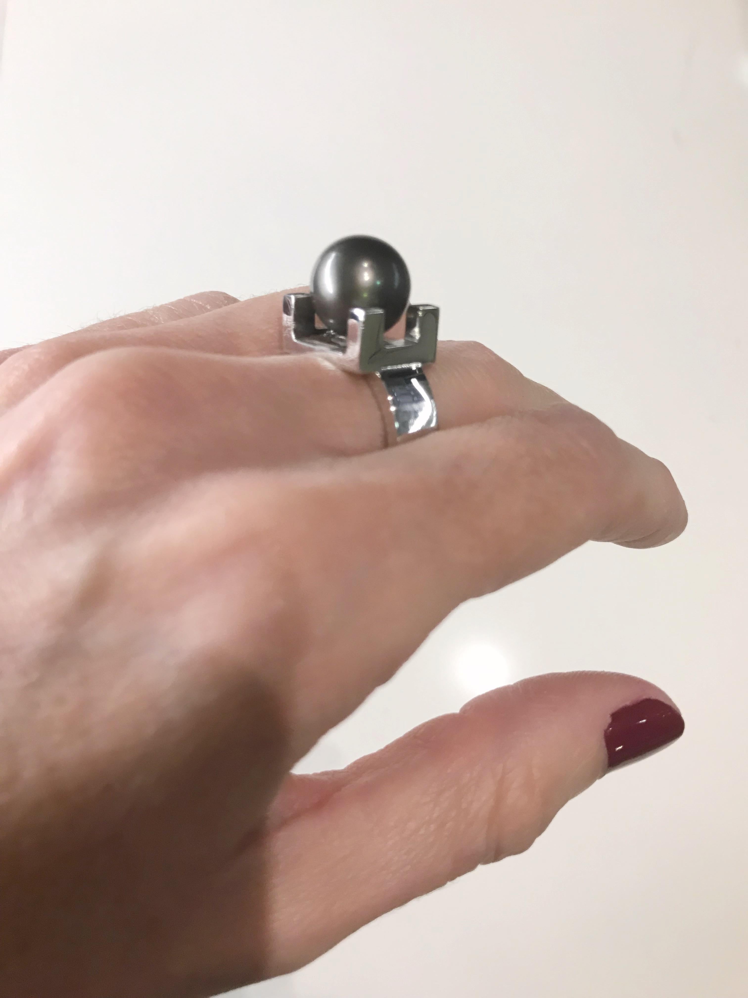 Round Cut Contemporary Tahitian Pearl Diamond in 18 Karat White Gold Cocktail Ring For Sale