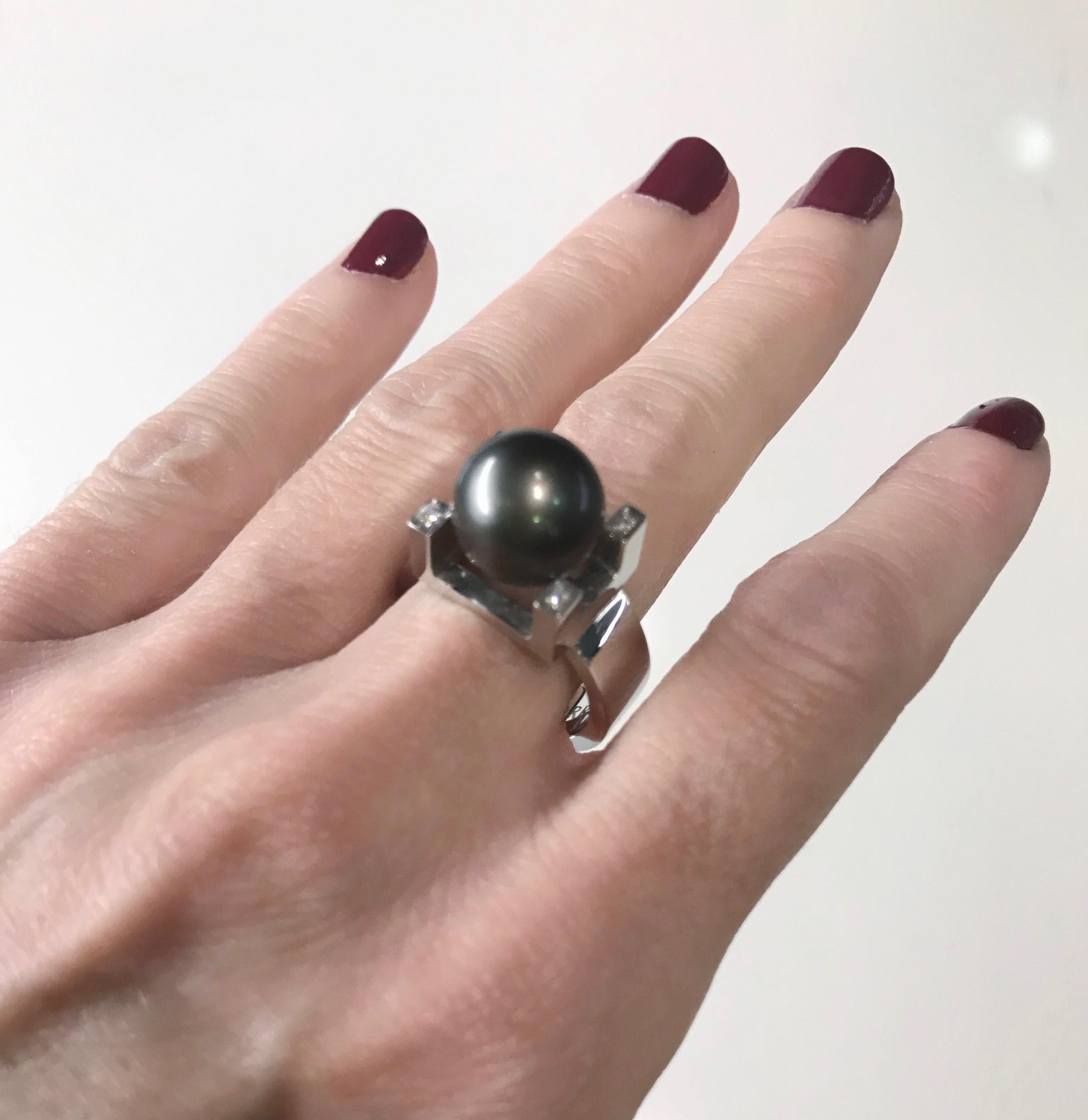 Contemporary Tahitian Pearl Diamond in 18 Karat White Gold Cocktail Ring In New Condition For Sale In San Sebastián, ES