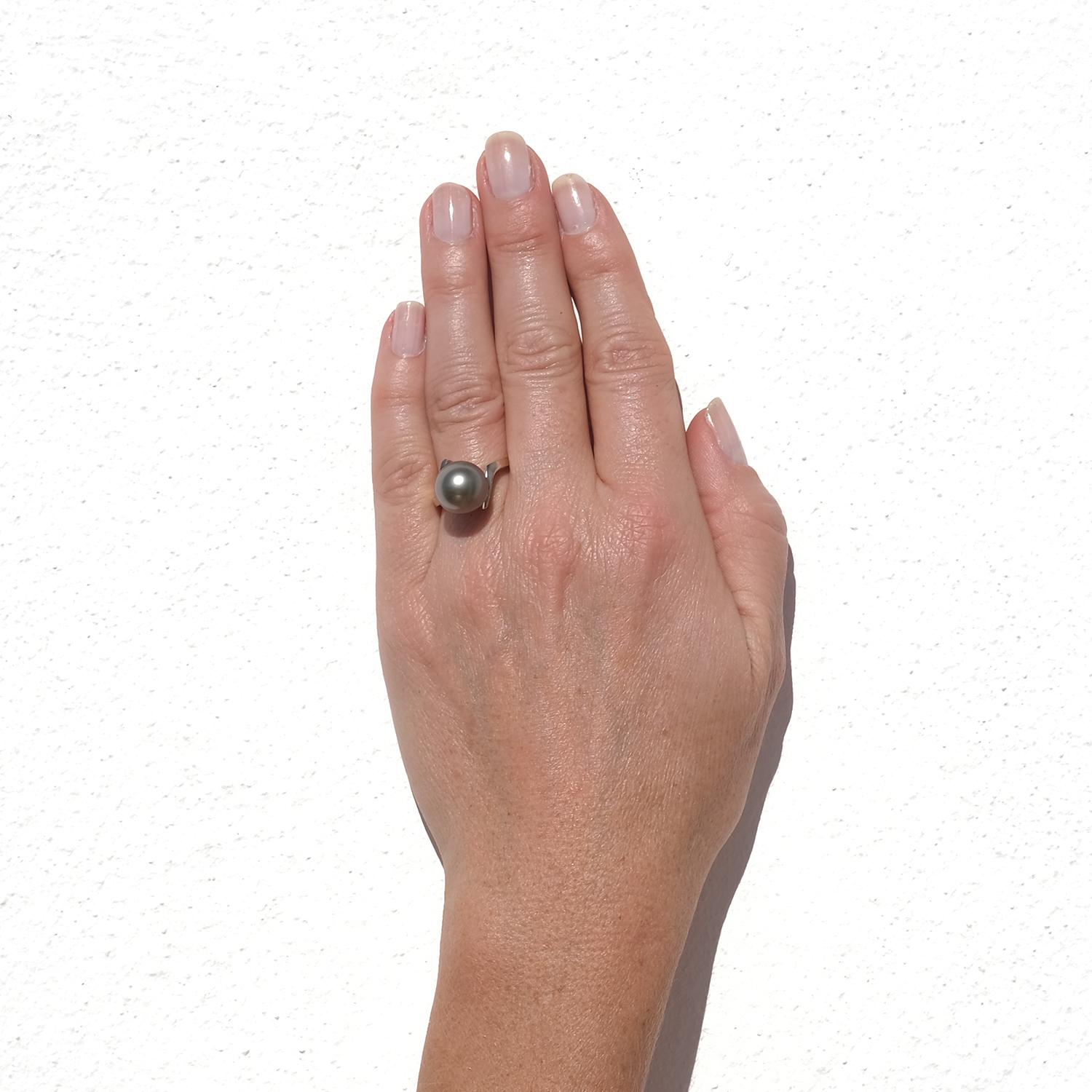 18K White Gold and Thahitian Pearl Ring by Etsuko Minowa Made 2004 For Sale 6