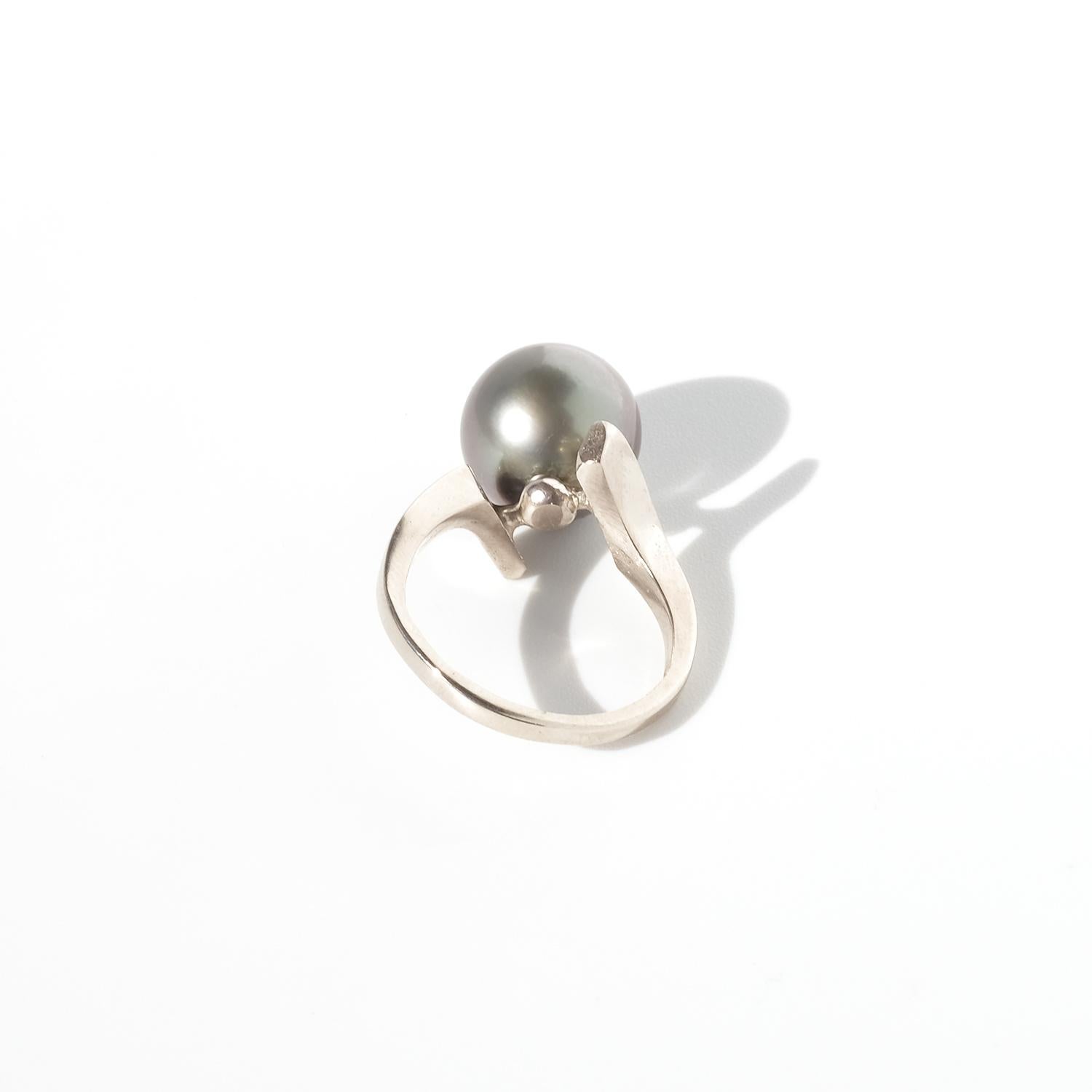 18K White Gold and Thahitian Pearl Ring by Etsuko Minowa Made 2004 In Good Condition For Sale In Stockholm, SE