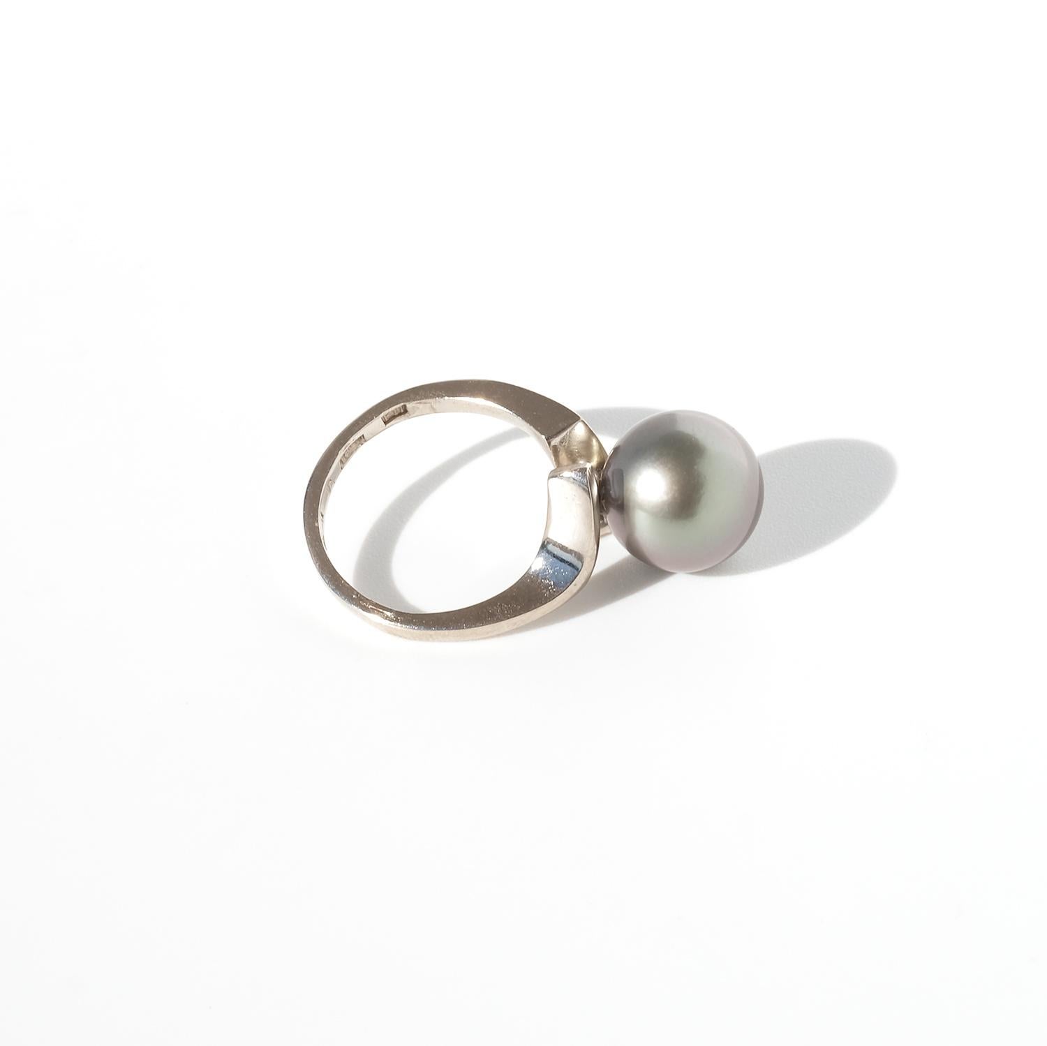 Women's or Men's 18K White Gold and Thahitian Pearl Ring by Etsuko Minowa Made 2004 For Sale