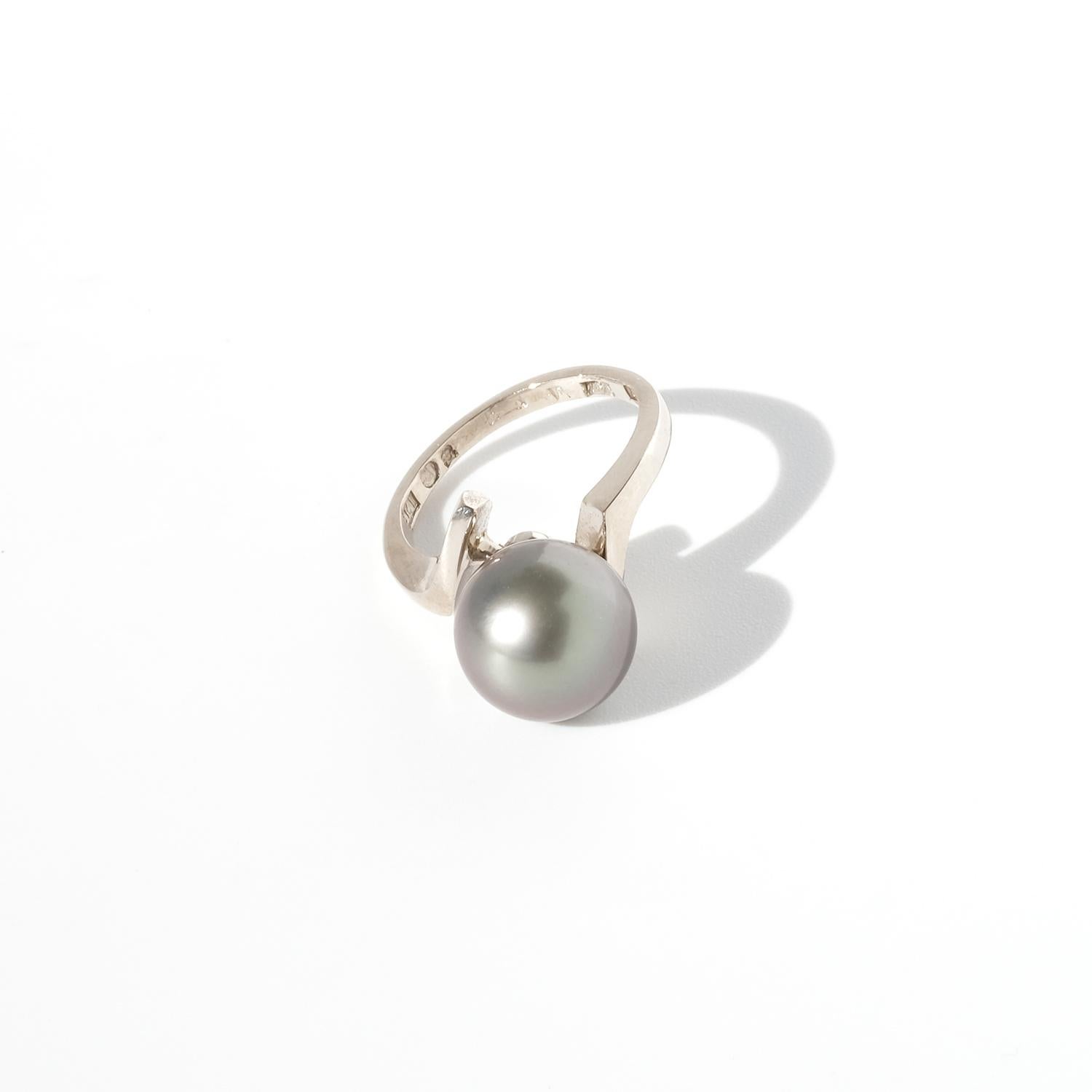 18K White Gold and Thahitian Pearl Ring by Etsuko Minowa Made 2004 For Sale 1