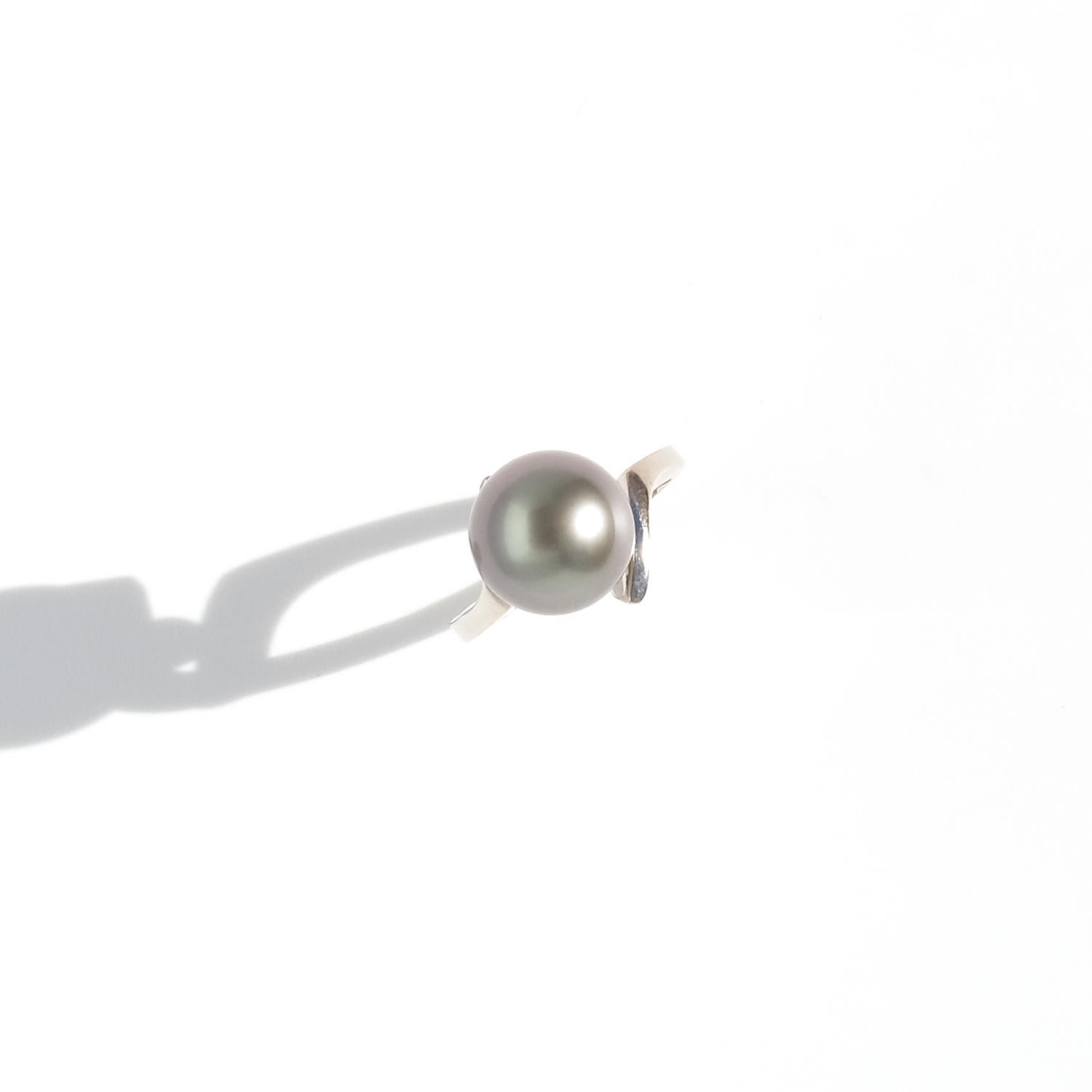 18K White Gold and Thahitian Pearl Ring by Etsuko Minowa Made 2004 For Sale 2