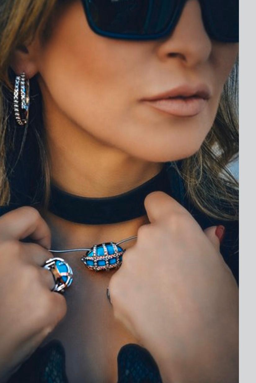 Diese exquisite Pendelleuchte ist ein Meisterwerk, inspiriert von der architektonischen Eleganz eines berühmten Schwimmbads in Miami, wo Kunst und Design nahtlos ineinander übergehen. Jedes Detail dieses einzigartigen Schmuckstücks spiegelt die