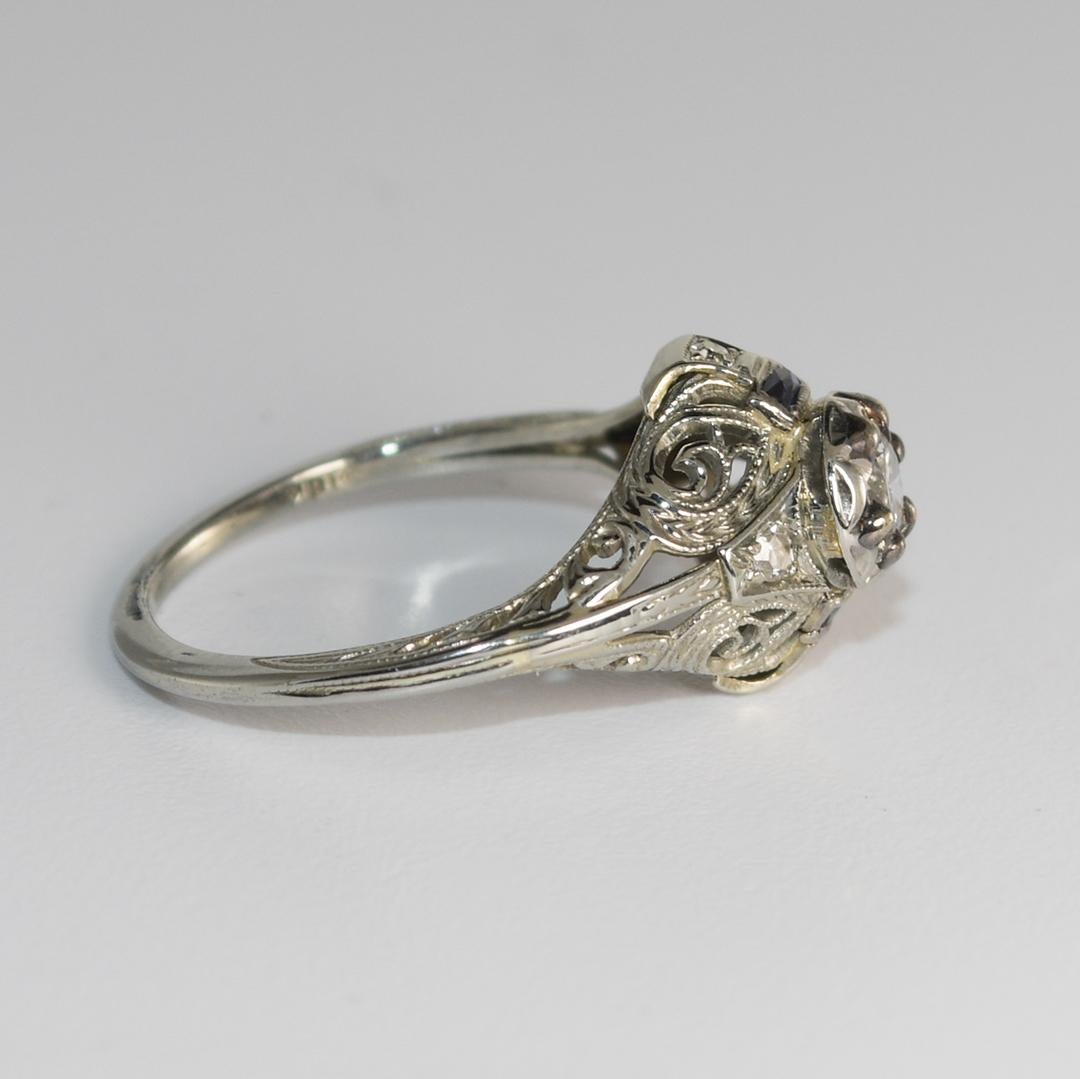 18 Karat Weißgold Ring mit antikem Saphir und Diamant (Baguetteschliff) im Angebot