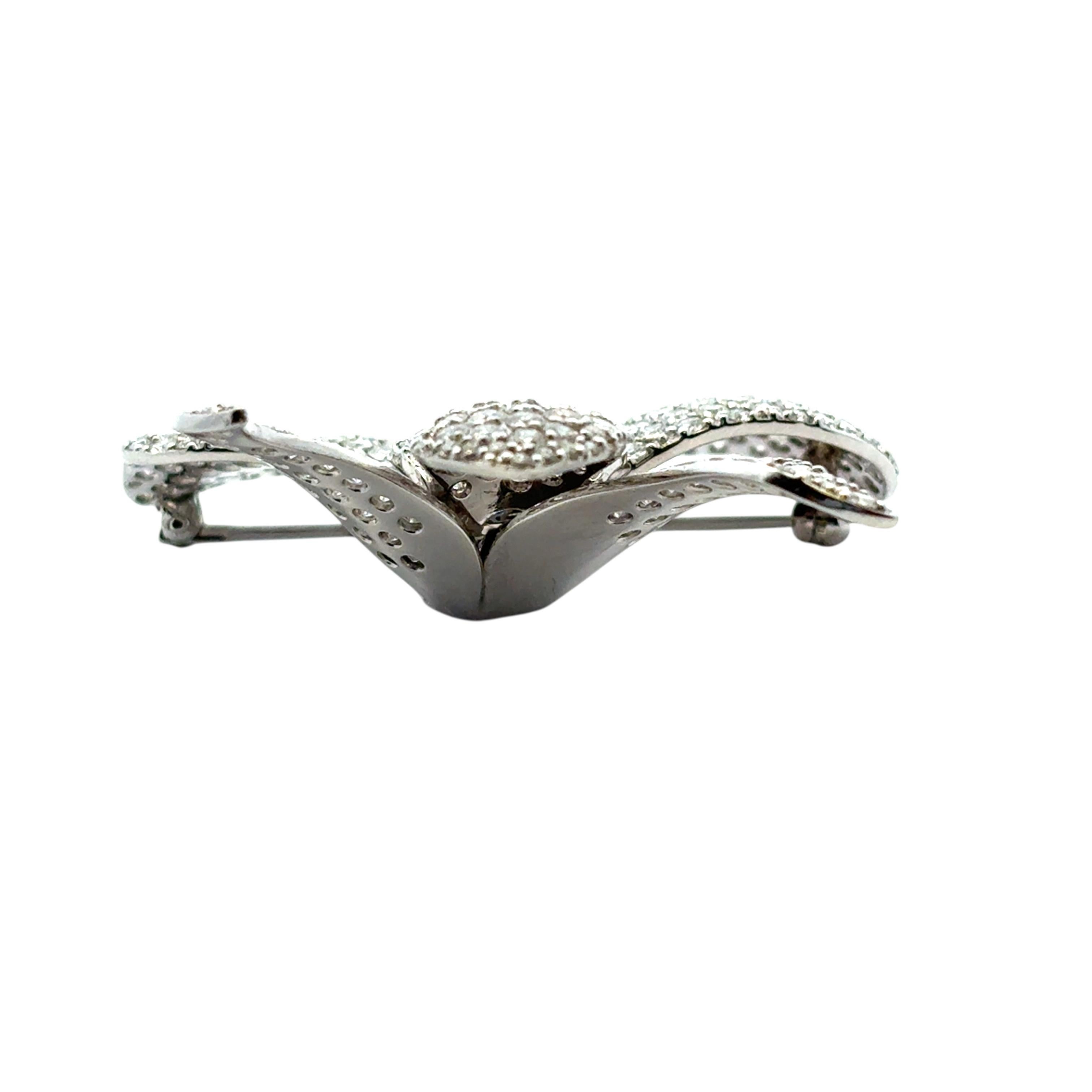 Spilla a fiore in oro bianco 18k con pavé di diamanti da 9 carati circa in vendita 4