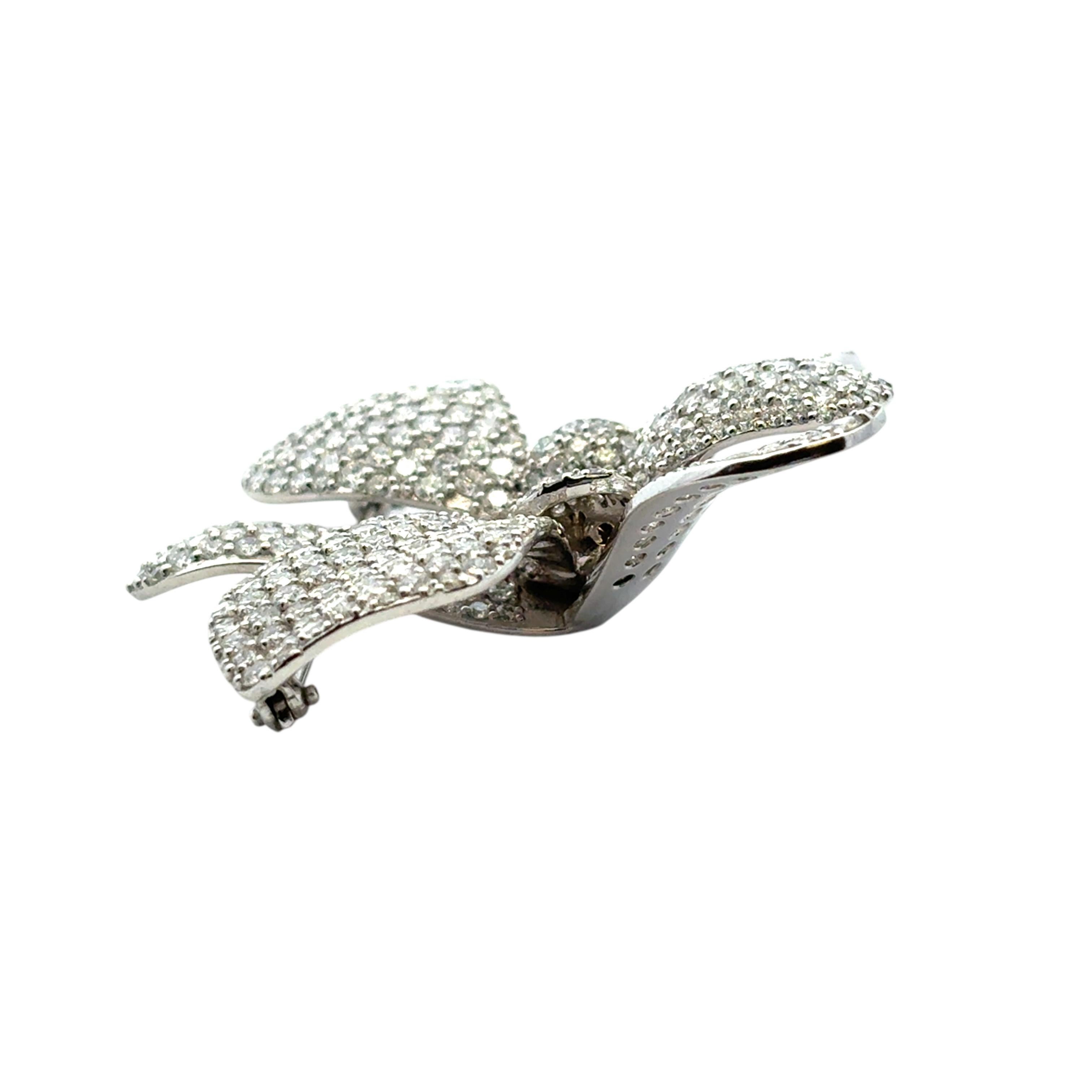 Spilla a fiore in oro bianco 18k con pavé di diamanti da 9 carati circa in vendita 5